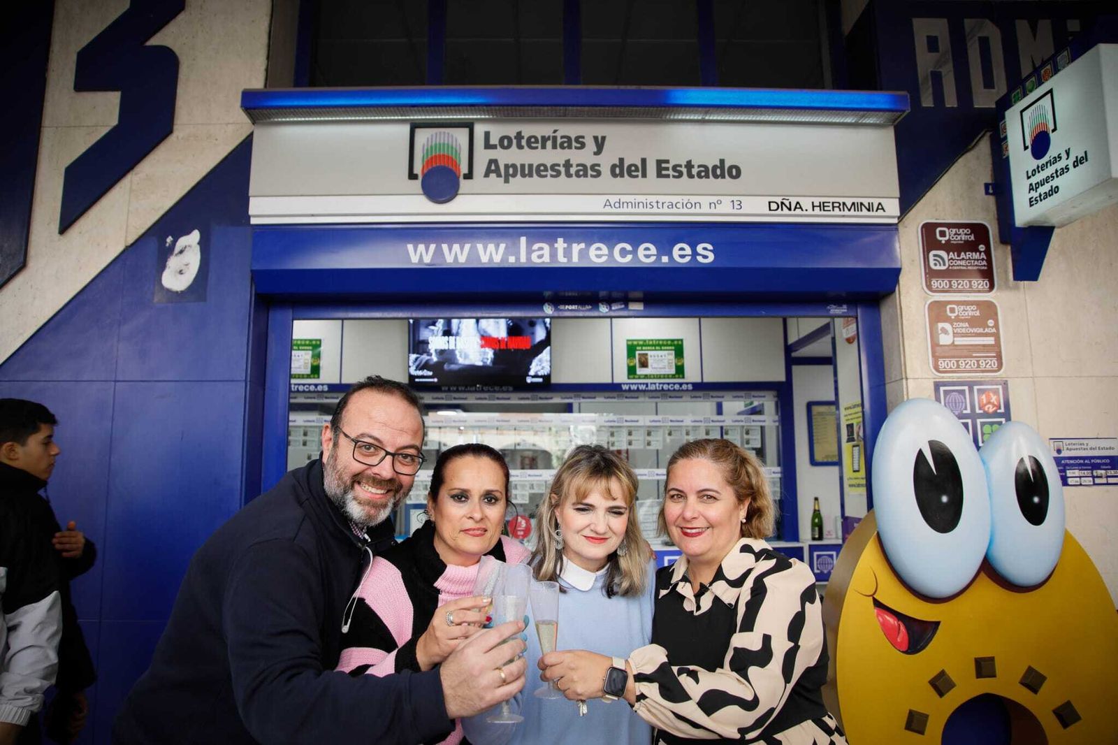 Jesús Ibáñez celebra junta a trabajadoras haber repartido de nuevo suerte este año.