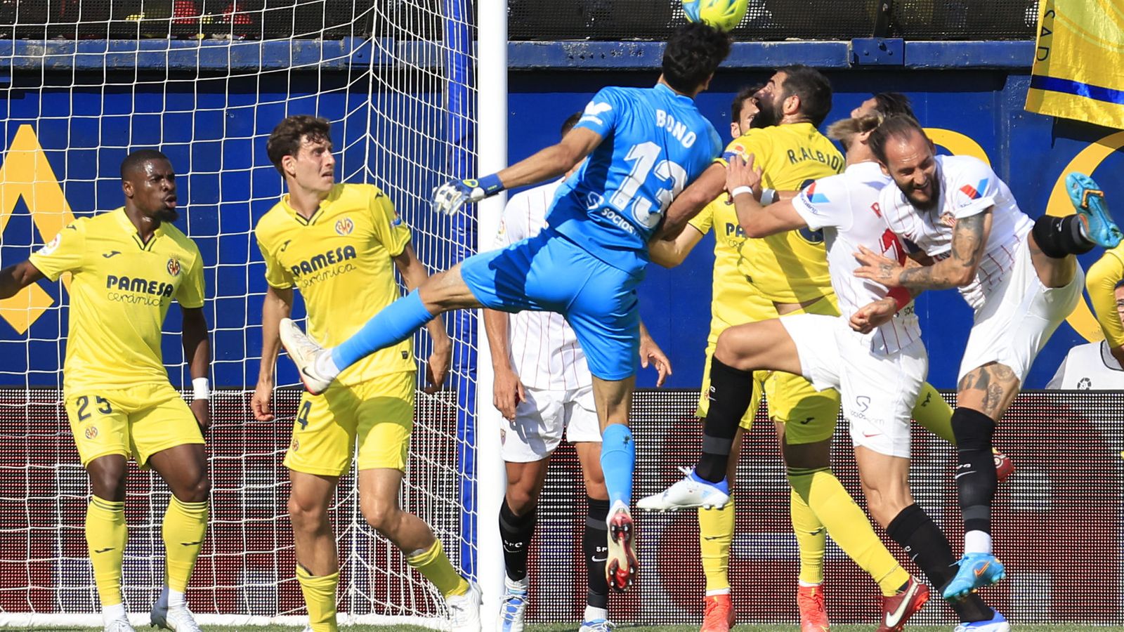 Bono trata de rematar el córner que acabó en el empate de Koundé.