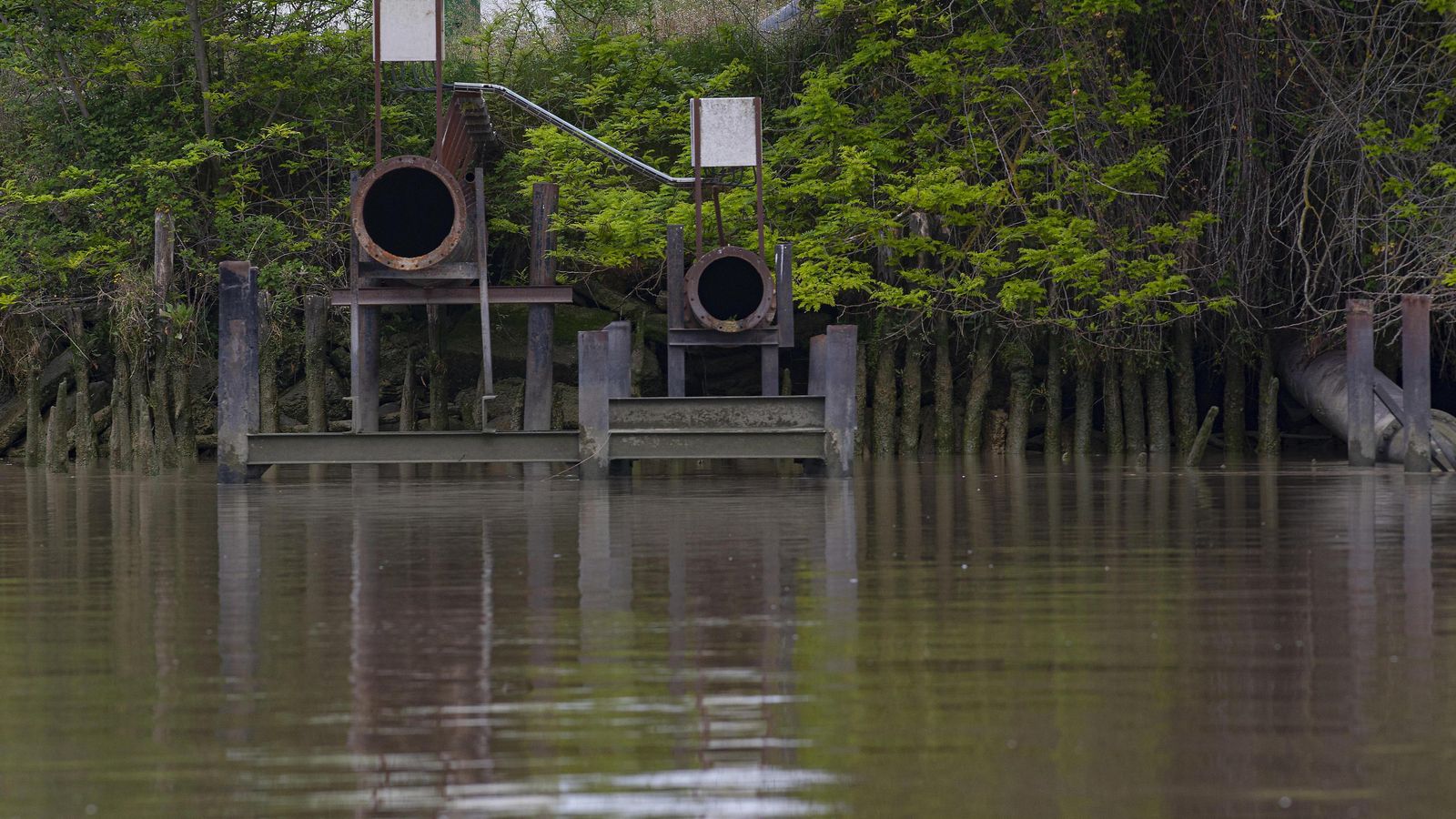 Tuberías en otra zona del río Guadalquivir.
