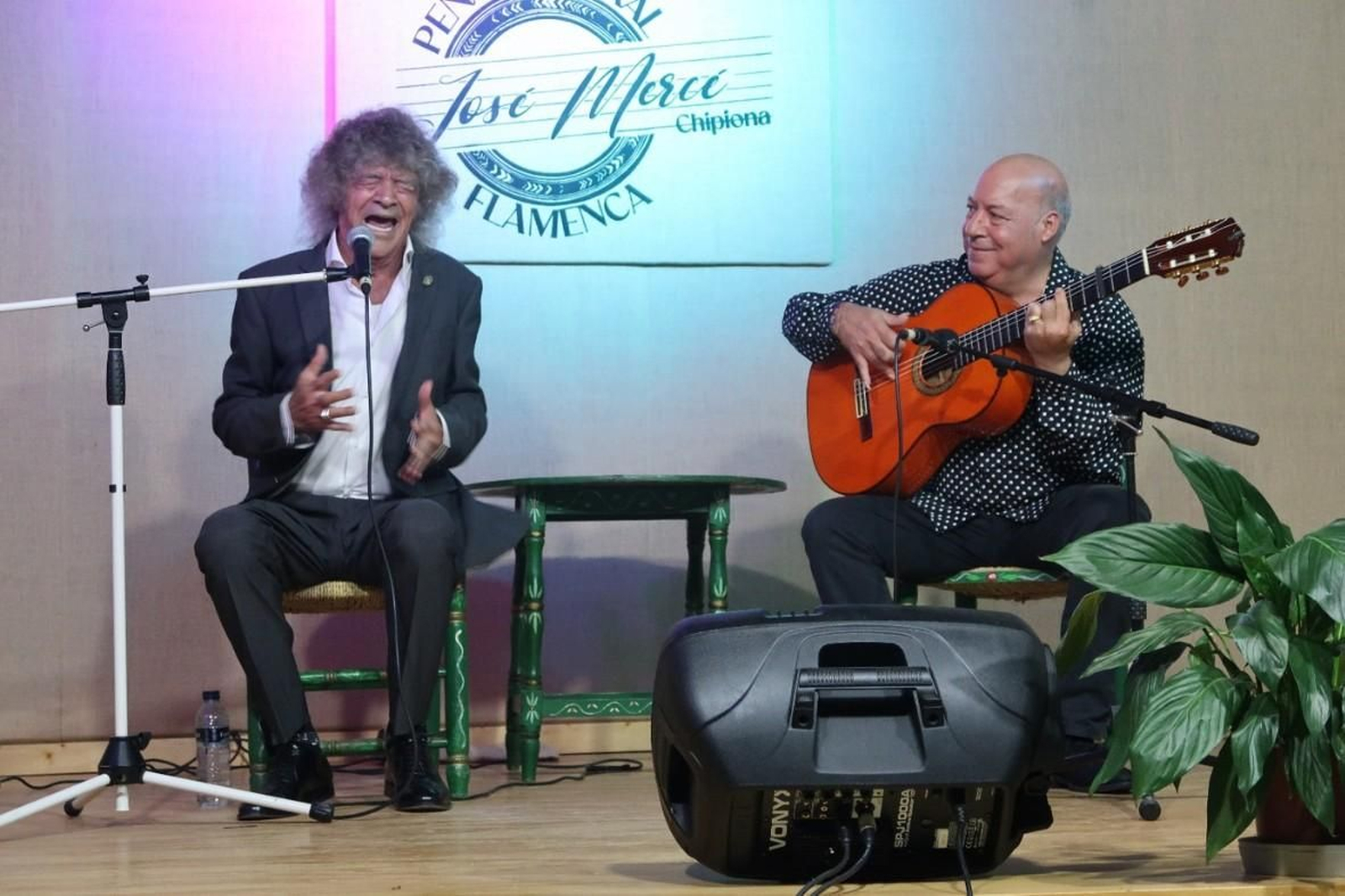 José de los Camarones, acompañado a la guitarra por Domingo Rubichi, en la Peña Cultural Flamenca José Mercé de Chipiona.