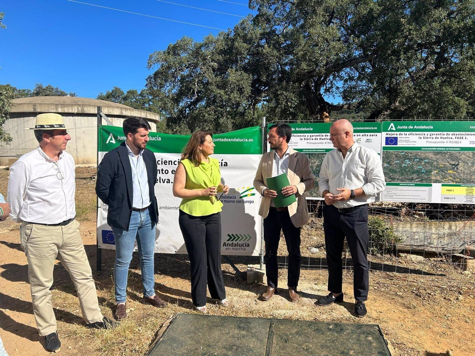 La consejera de Agricultura, Pesca, Agua y Desarrollo Rural, Carmen Crespo, en su visita a las obras de entrada de agua de abastecimiento a los depósitos municipales de Higuera de la Sierra