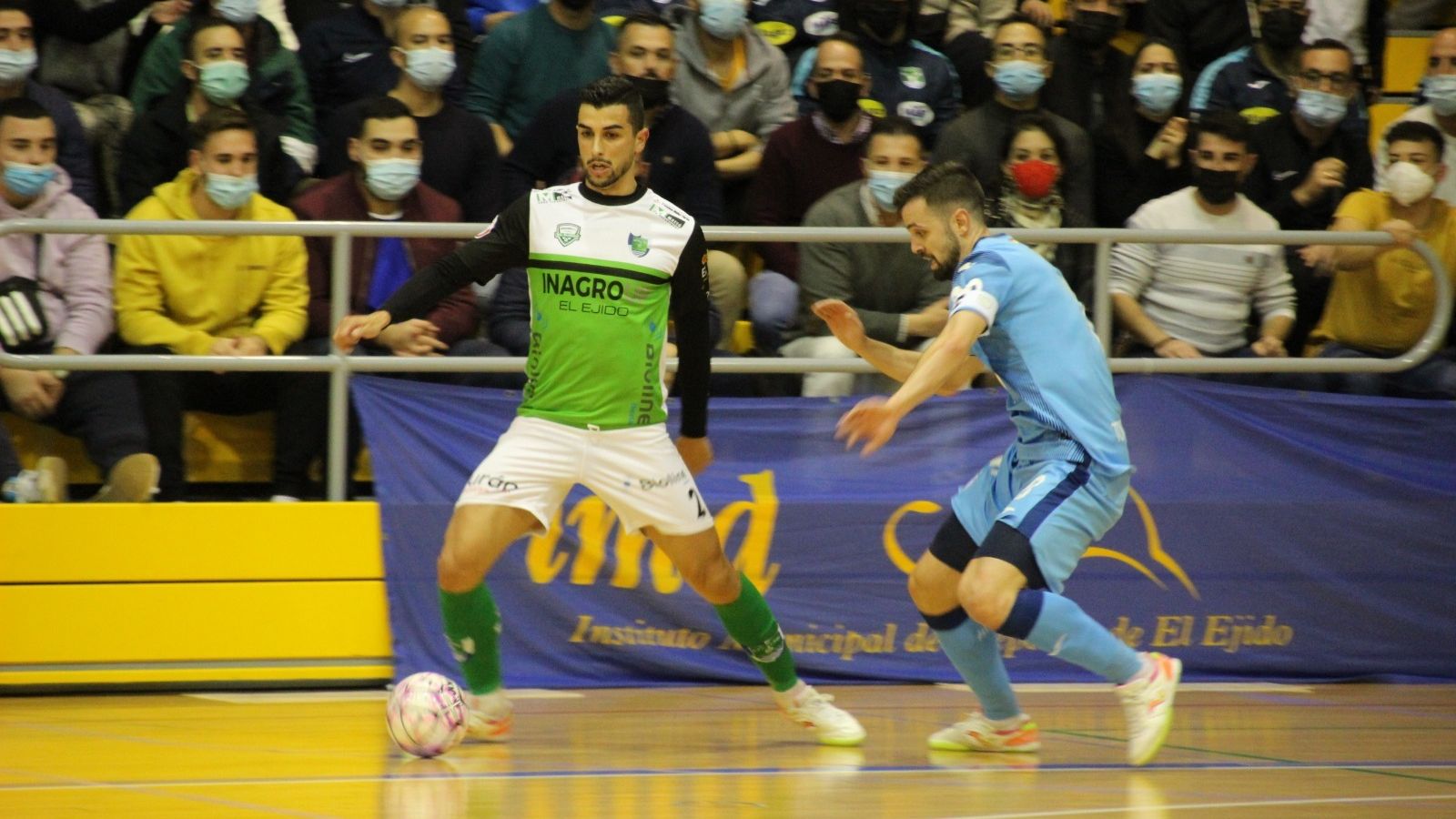 Una acción del choque, con las gradas llenas de espectadores.