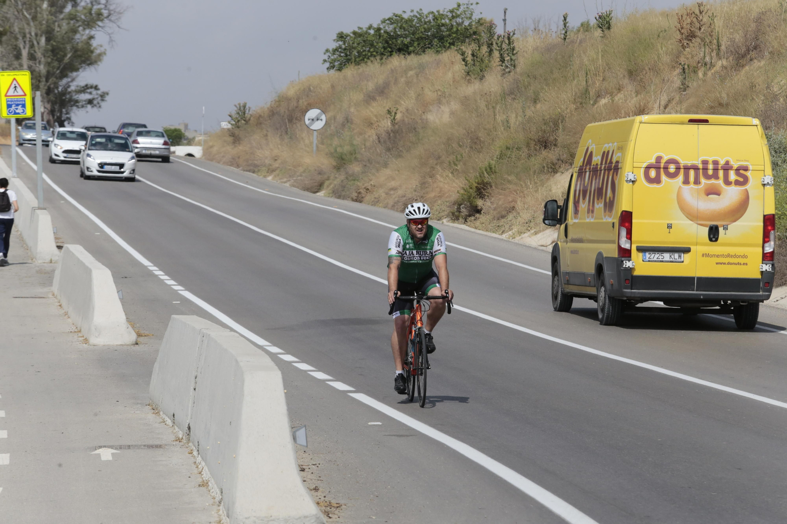 Un ciclista por la carretera A-2003.