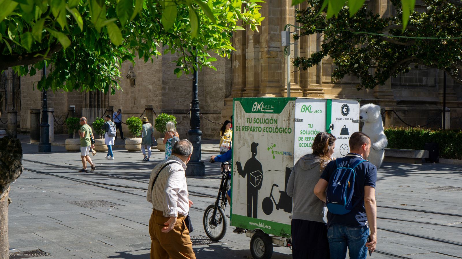 Ciclos y peatones conviviendo en el carril de la Avenida de la Constitución.