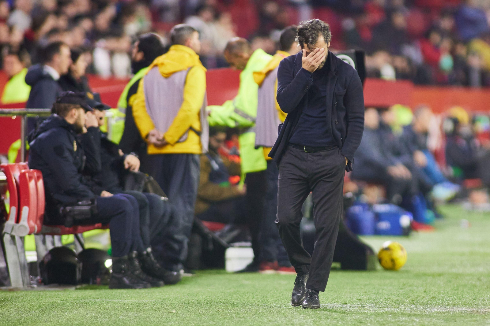 Quique Flores se echa la mano a la cara durante el Sevilla-Athletic.