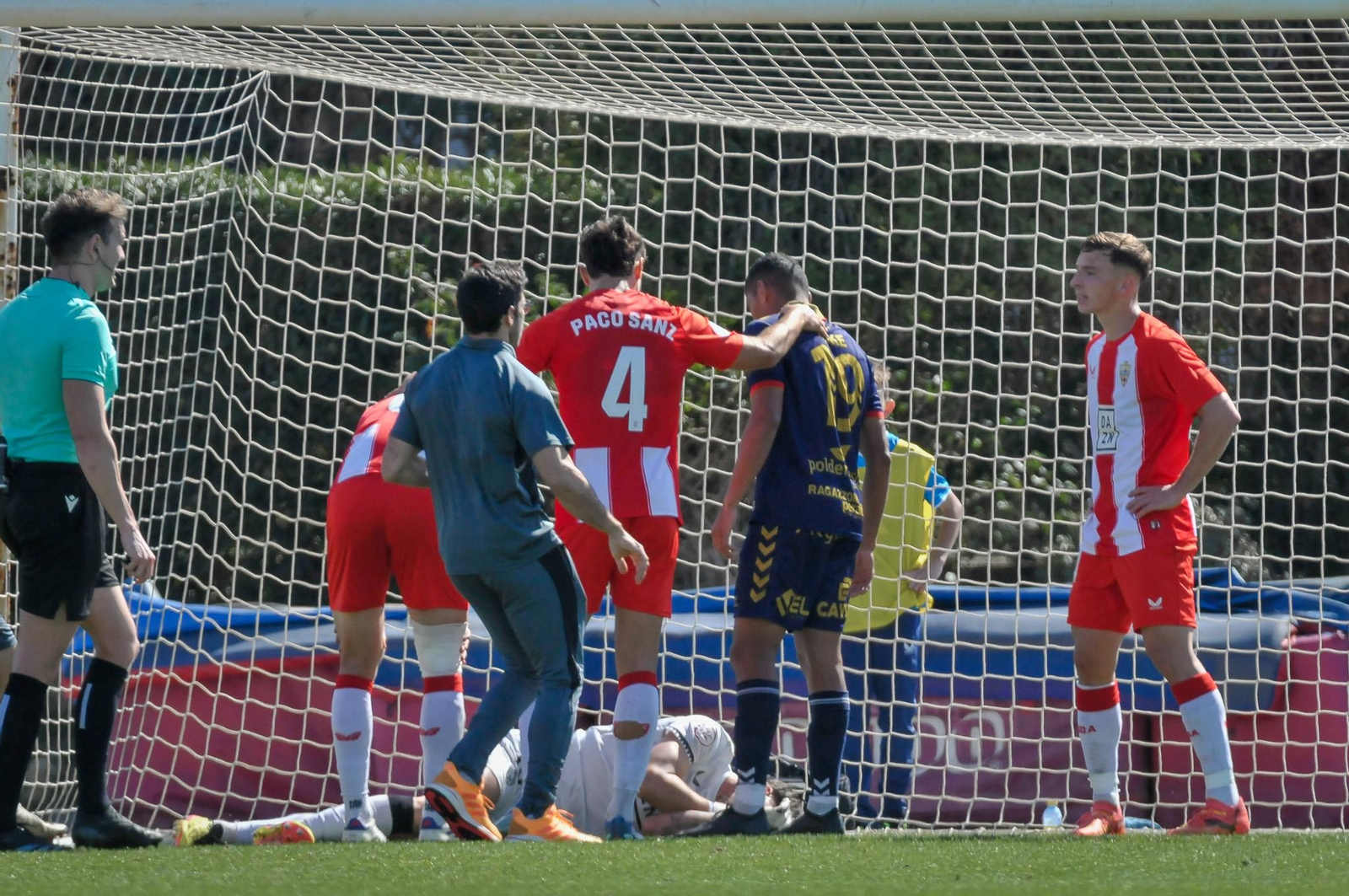 El guardameta Jesús López se duele sobre el terreno de juego después de la acción en la que cayó lesionado.