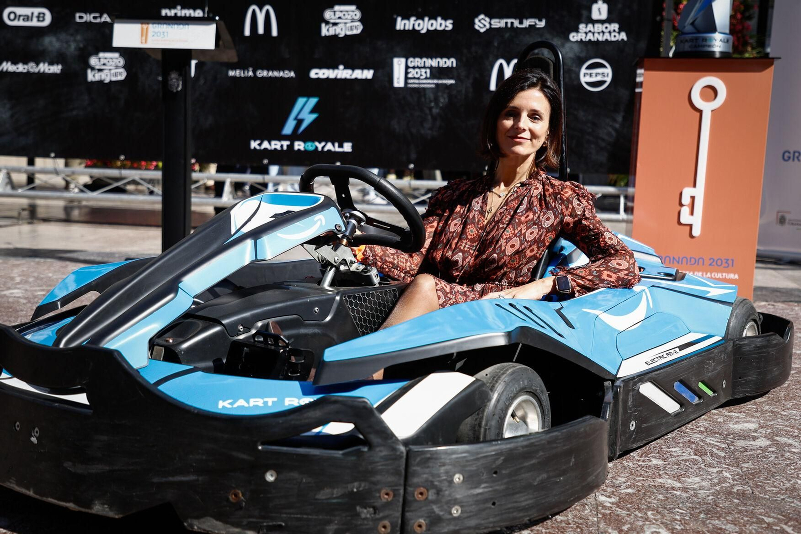 Carmen Nestares, subida en el monoplaza del equipo Amazon Prime que ha participado en la Kart Royale de Granada