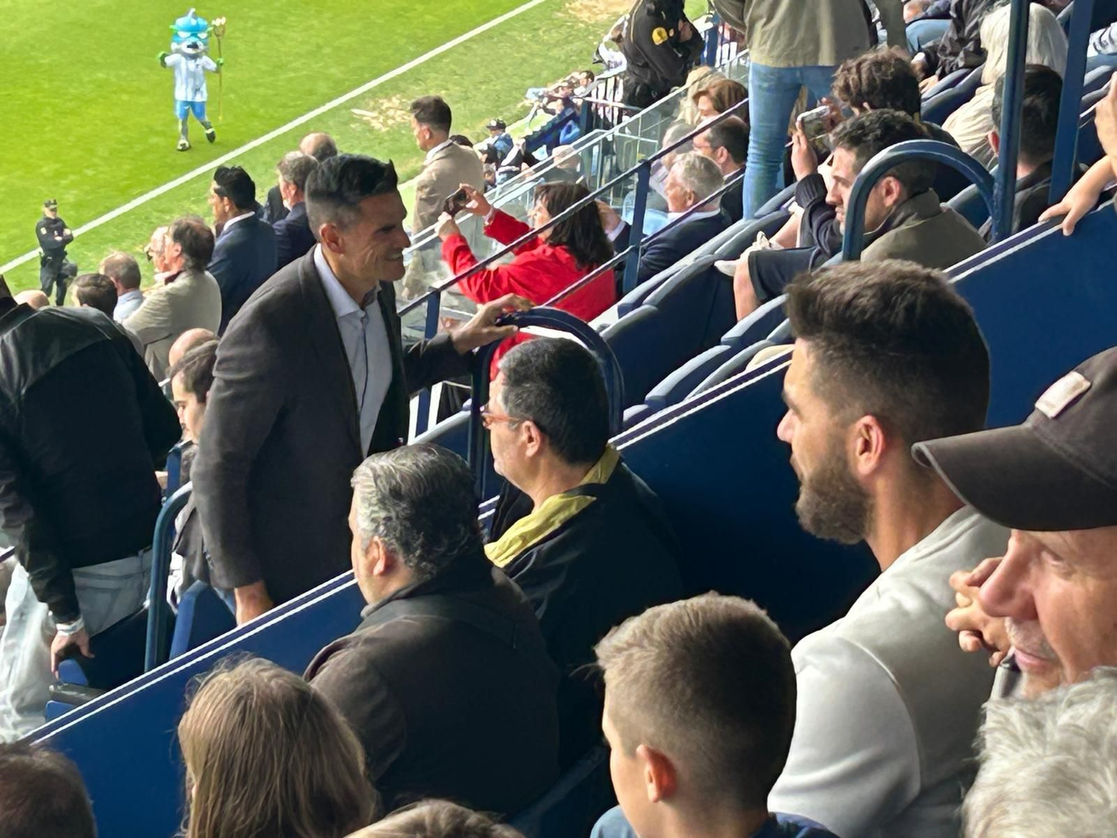 El director deportivo del Córdoba CF, en las escaleras del palco de La Rosaleda durante el Málaga-Murcia