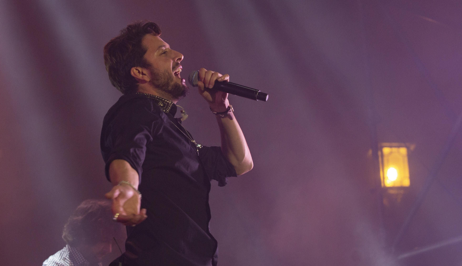 El concierto de Manuel Carrasco en la Plaza de España, en imágenes