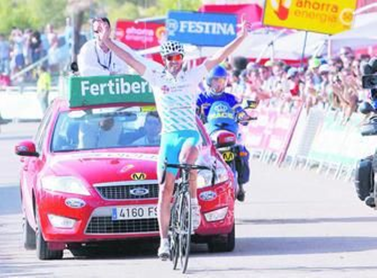 Gustavo César Veloso entra en solitario en la meta de Xorret del Catí.