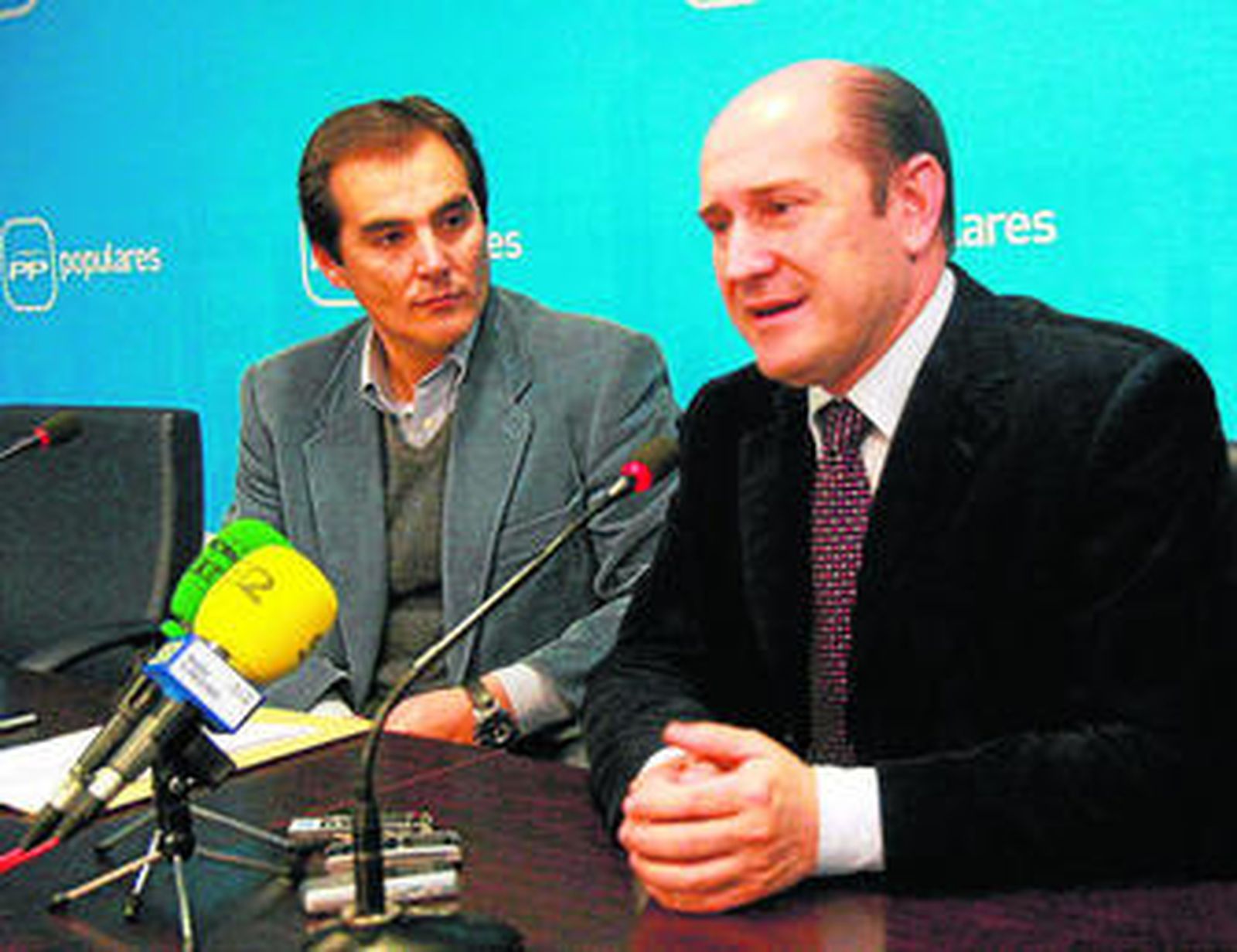 José Antonio Nieto y Federico Cabello de Alba, ayer durante la conferencia de prensa.