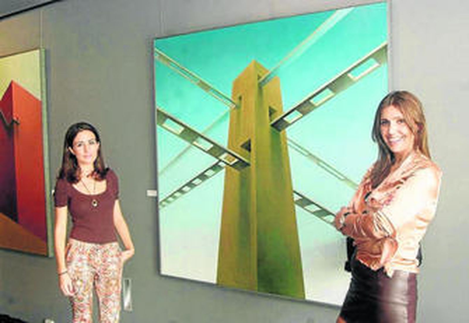 Ana Mercader y María del Mar Domínguez junto a una obra pictórica de María Luisa de Mendoza.
