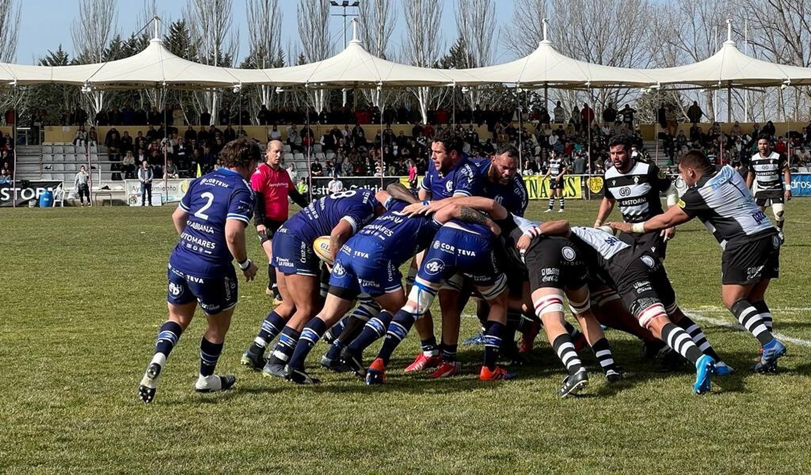 Daniel Stohr (8) le ofrece el oval a O'Brien (2) en una de las escasas agrupaciones ganadas por los sevillanos.