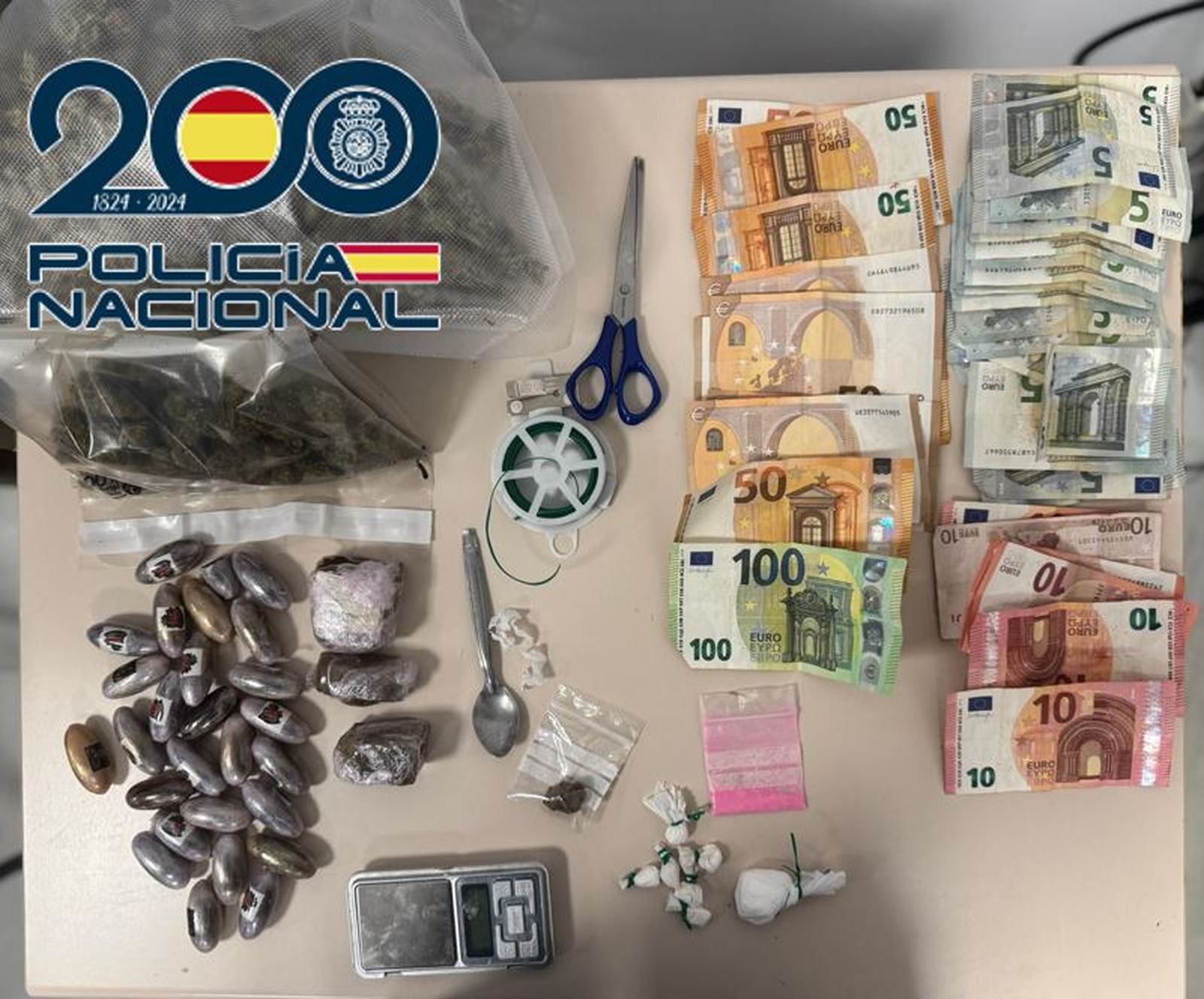 Drogas, dinero y efectos incautados por la Policía Nacional.