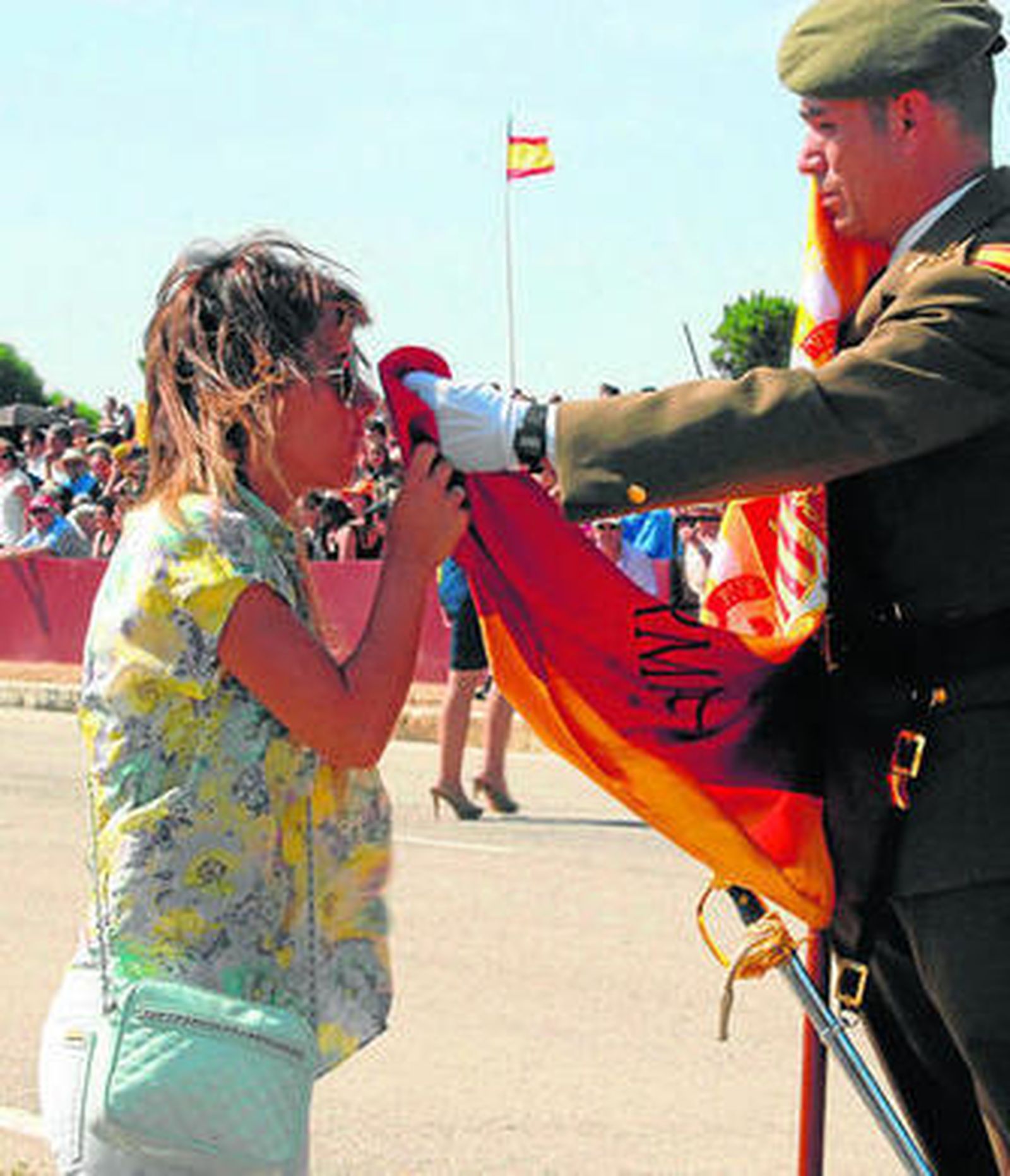 Una civil jura bandera en Camposoto, en un acto de 2015.