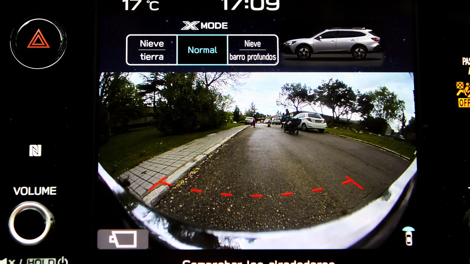 La cámara trasera tiene marcadores para hacer más sencillas las maniobras. En la parte superior pueden verse las posibilidades que aporta el X Mode con sus diferentes tipos de adaptación para la conducción off-road.