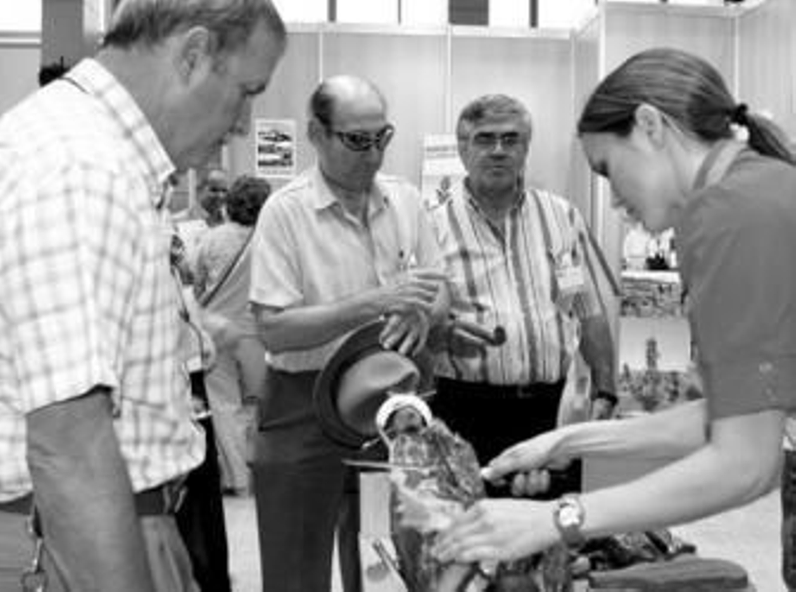 Varios visitantes a la feria esperan su turno para degustar jamón ecológico.