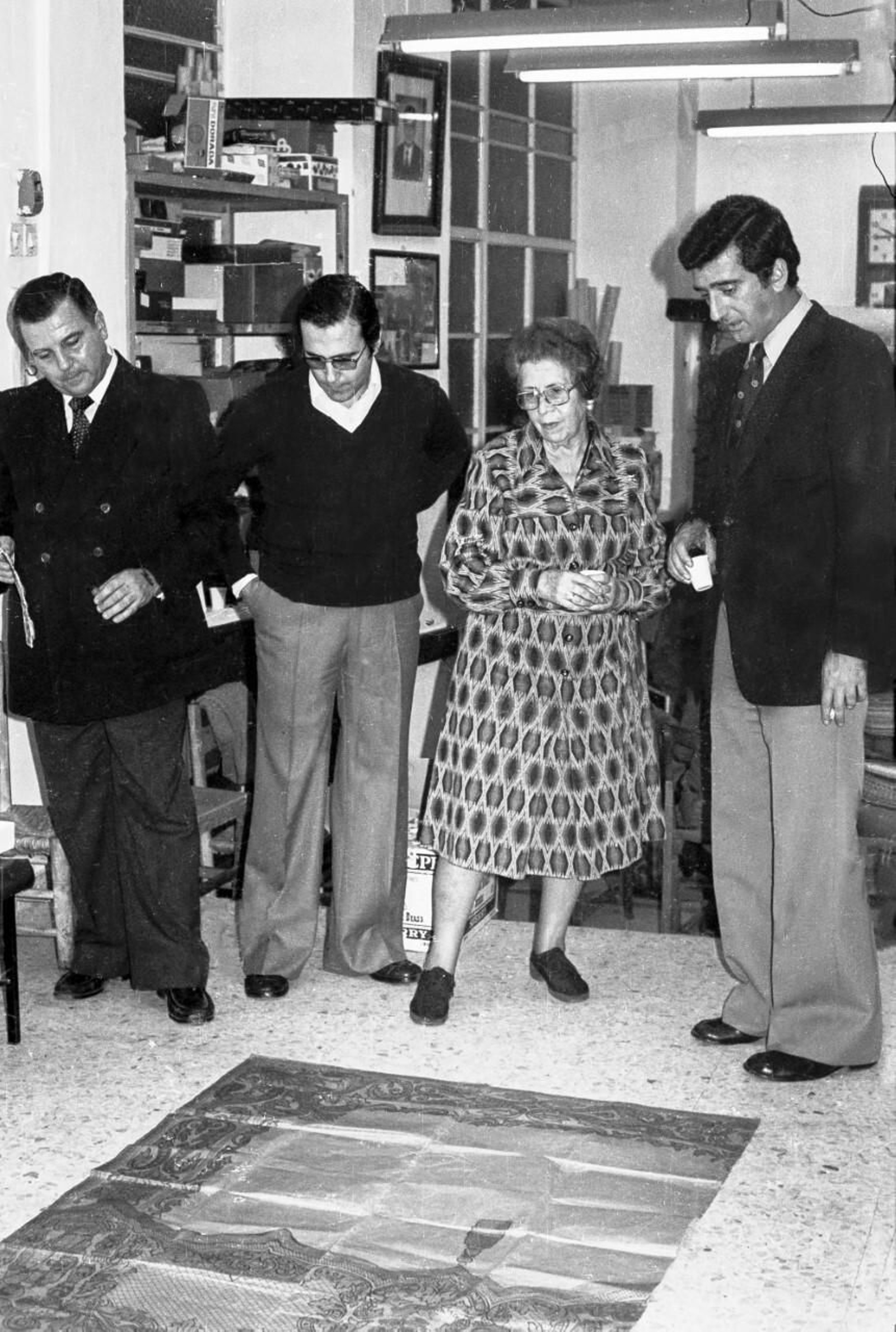 Juan Carrero, José Manuel Elena, Esperanza Elena Caro y Santiago Herrero contemplan el proyecto de bordados para el paso de la Virgen de los Dolores, de las Penas de San Vicente. Año 1975.