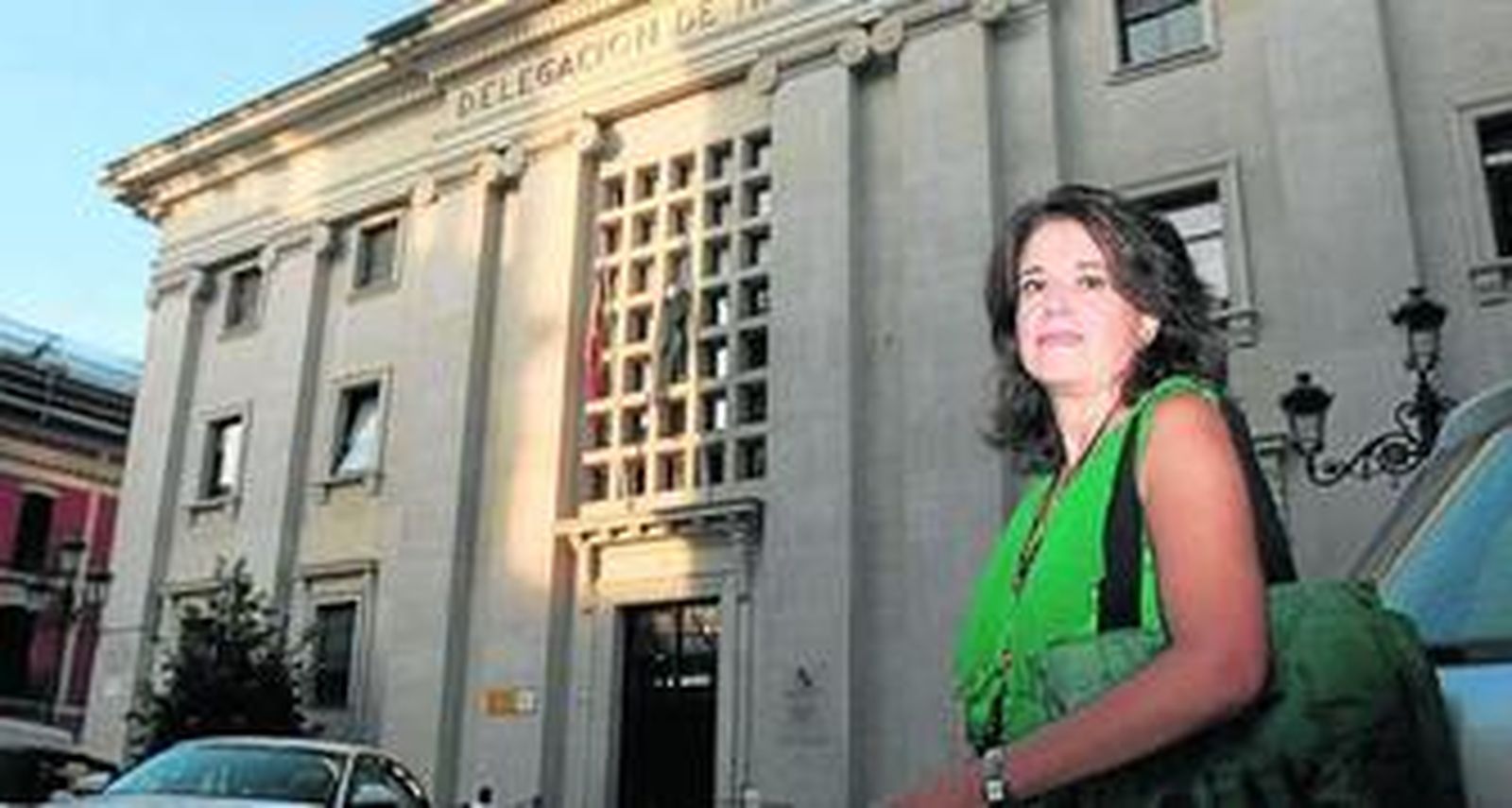 Es una sevillana criada en el barrio de Los Remedios y residente en los callejones del barrio de la Macarena.