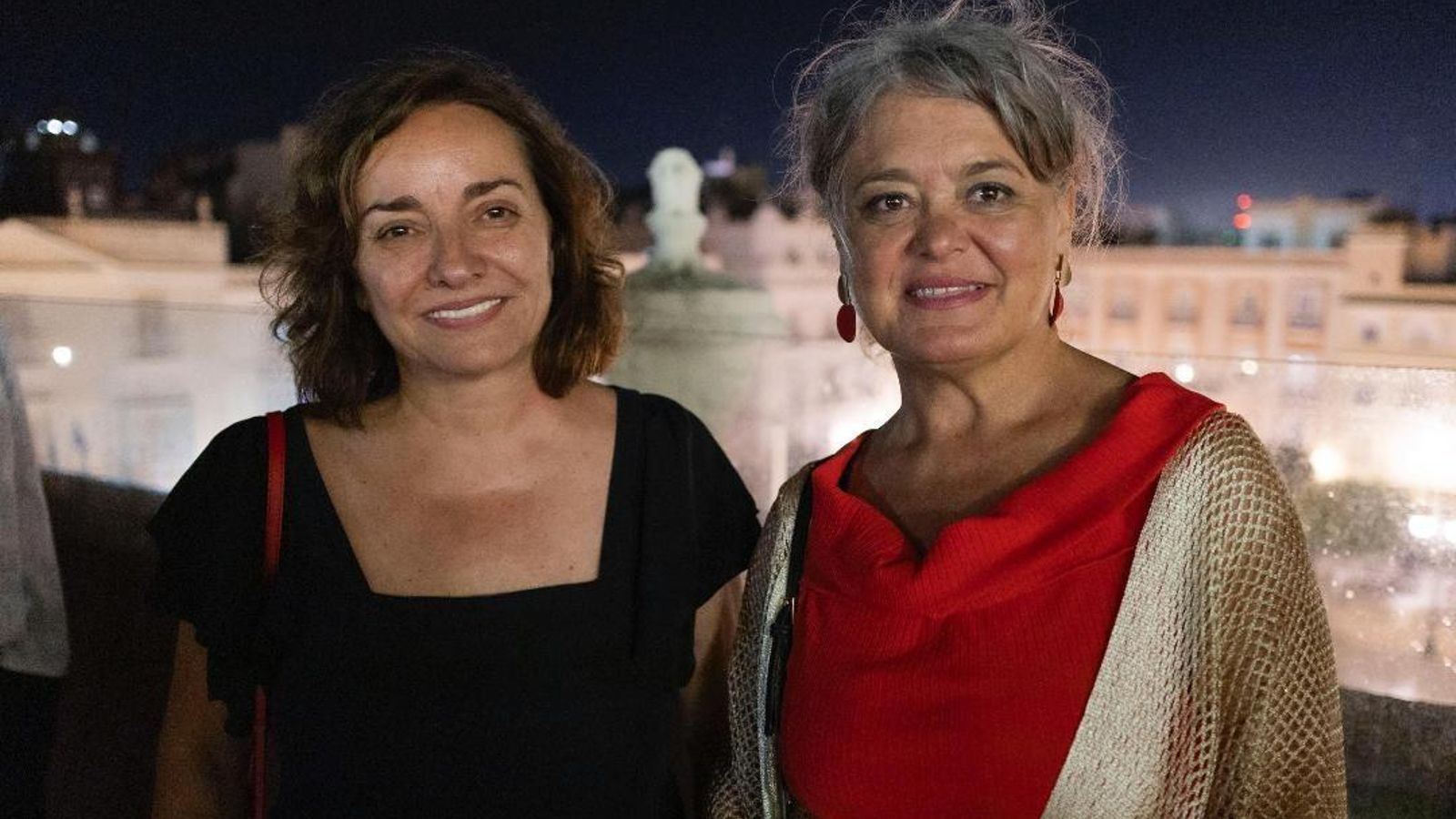 La directora del periódico 'El País', Pepa Bueno, con la subdelegada del Gobierno, Blanca Flores. La directora del periódico 'El País', Pepa Bueno, con la subdelegada del Gobierno, Blanca Flores.