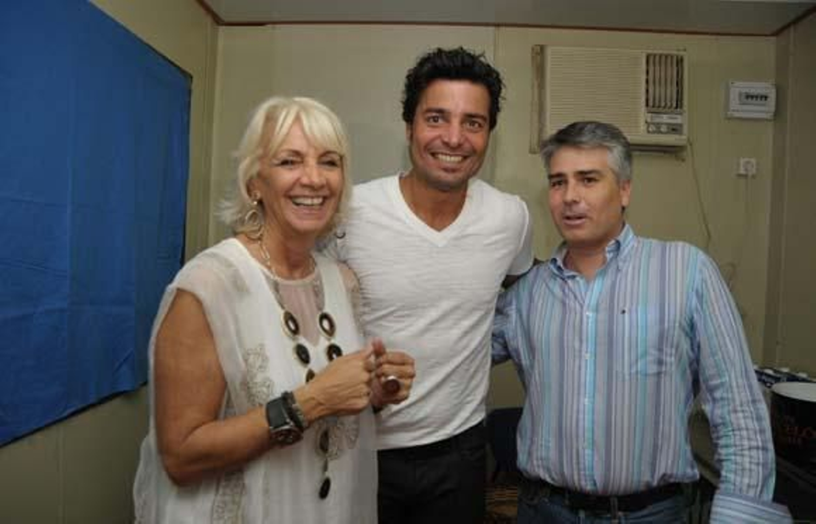 El cantante deleita a sus fans en la playa Victoria

Foto: Julio Gonzalez