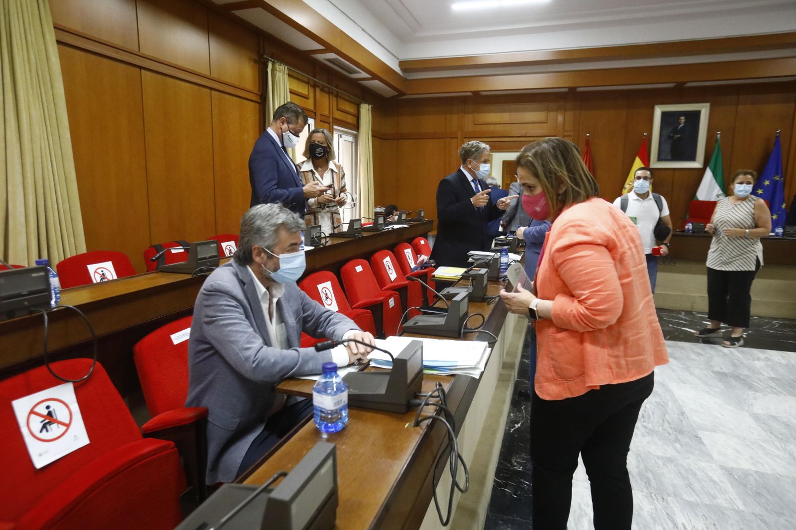 El edil de Presidencia, Miguel Ángel Torrico, habla con su compañera en el PP Blanca Torrent.