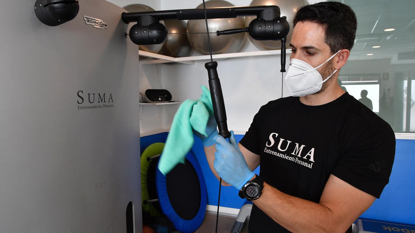 José Ramos desinfecta las máquinas del centro 'Suma' tras una sesión con un alumno.