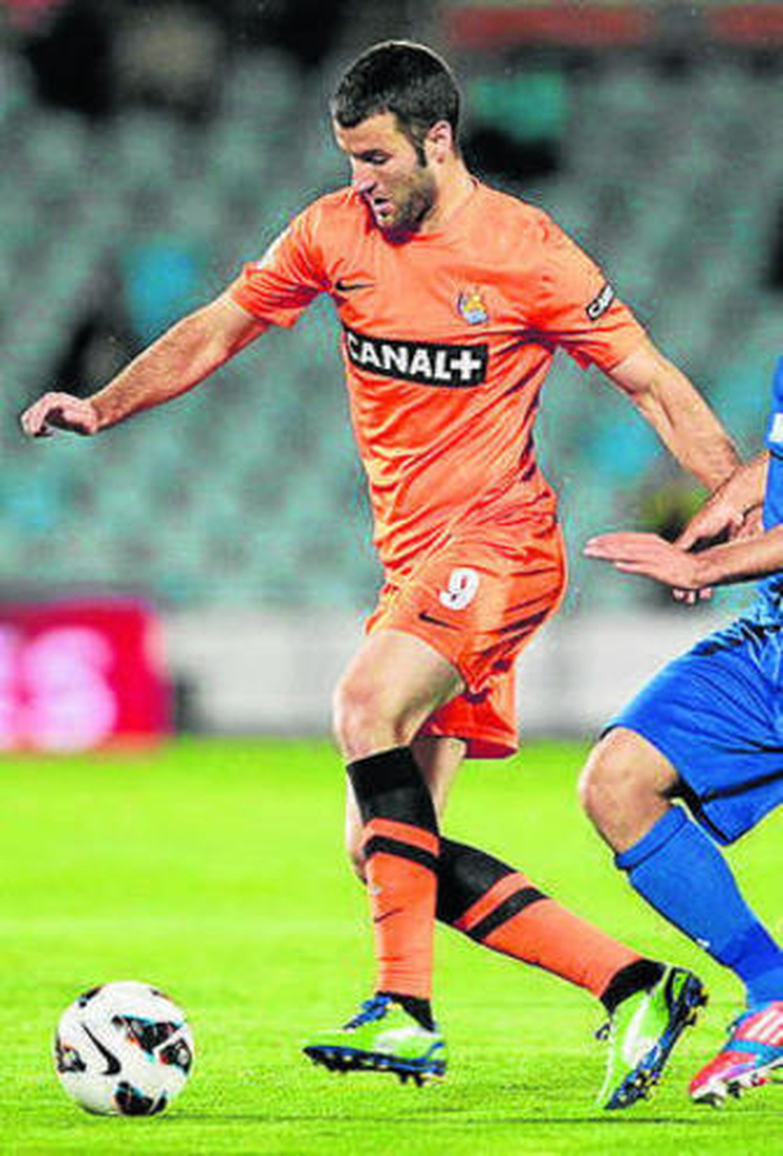 Aguirretxe conduce el balón.