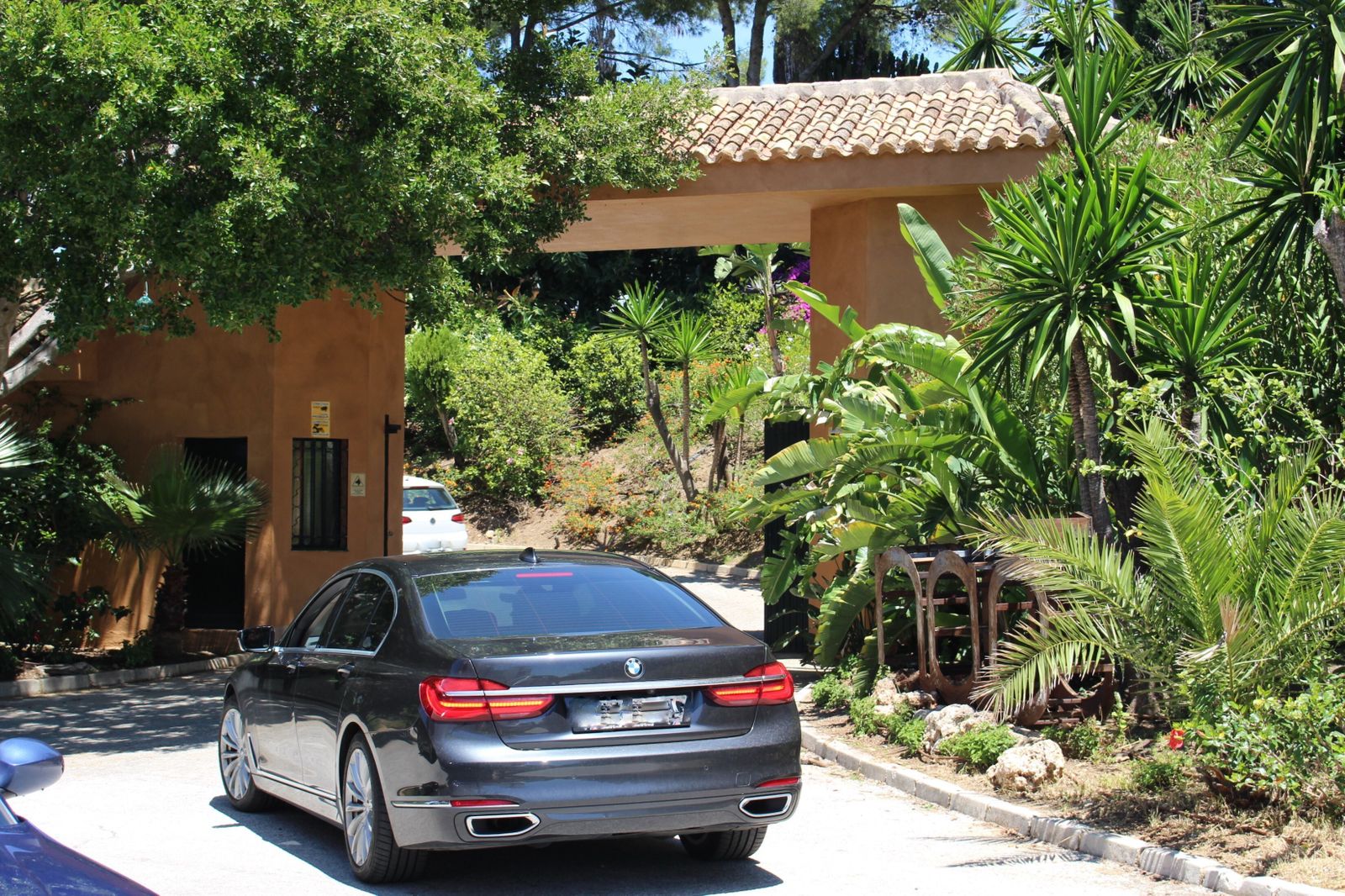 Los coches de alta gama entrando al club de piscina Naô Pool, en Nueva Andalucía.
