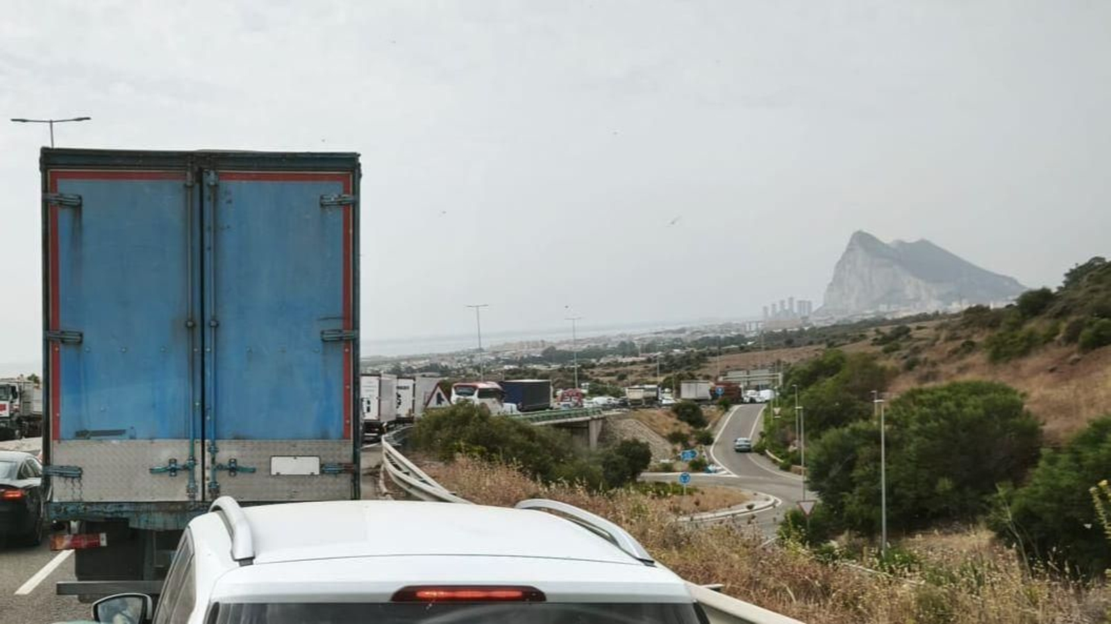 Atasco en la CA-34, una autovía urbana conocida como Acceso a Gibraltar que tiene una longitud de 2,8 kilómetros y es la principal vía de acceso a La Línea.