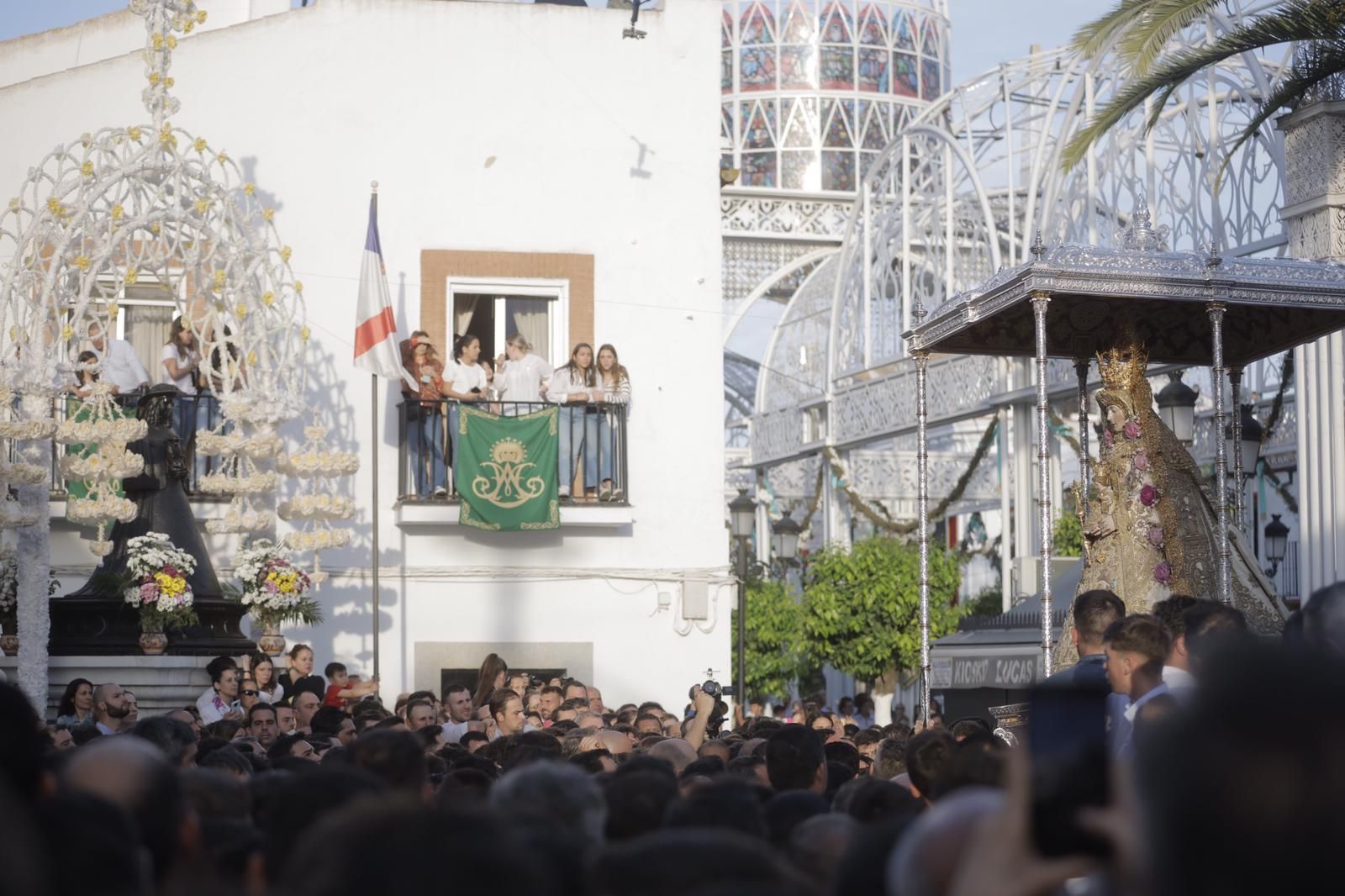 La Virgen del Rocío avanza por las calles de Almonte, en imágenes