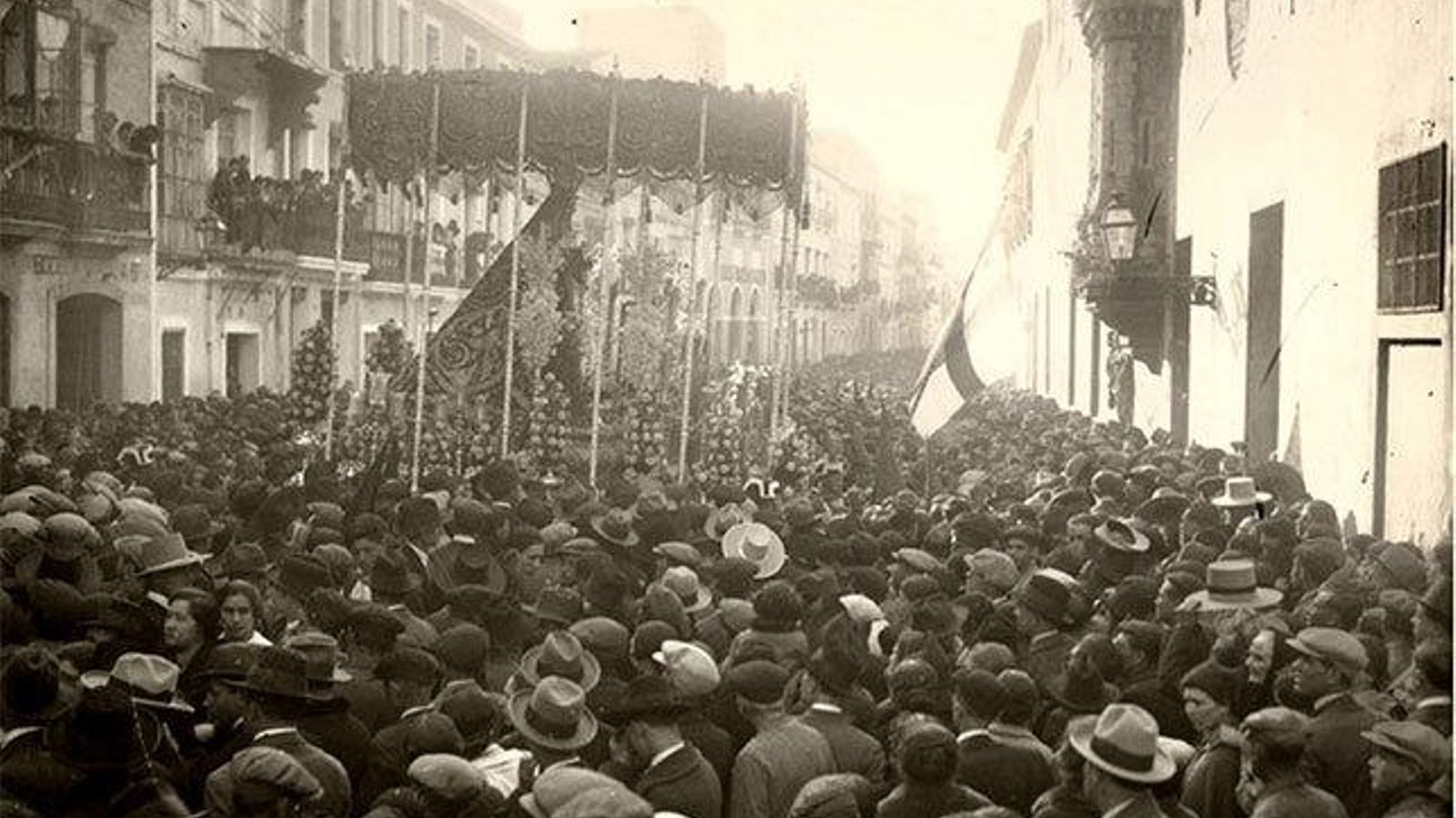 La Esperanza de Triana ante la cárcel del Pópulo