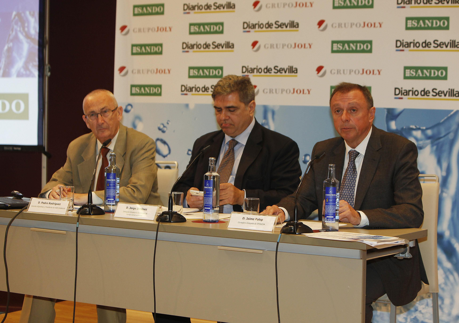 Pedro Rodríguez, gerente de Aljarafesa y presidente de ASA Andalucía; Jorge Jiménez, delegado en Andalucía Occidental de Sando Construcciones, y Jaime Palop, consejero delegado de Emasesa.