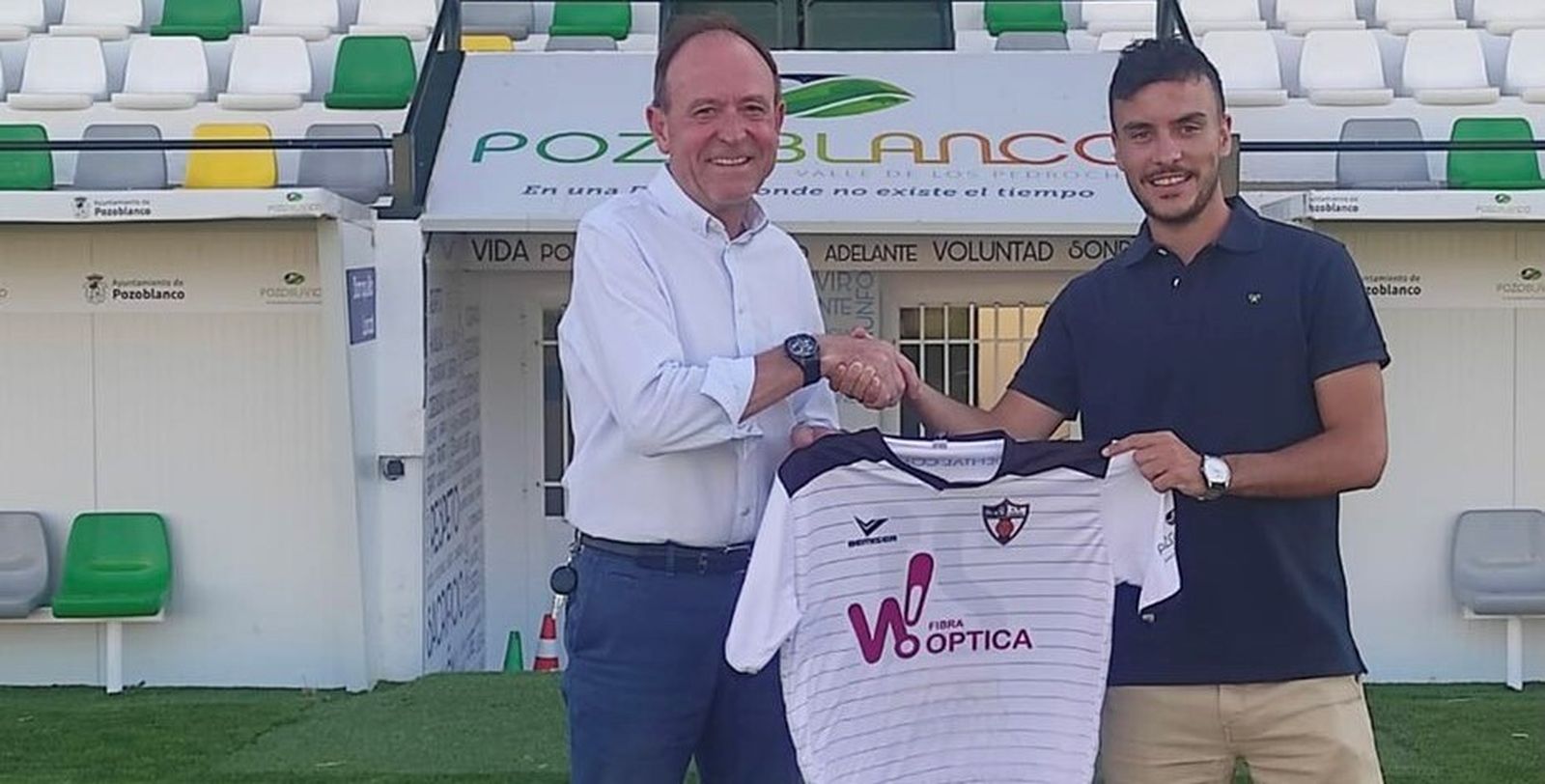 Puyi posa con la camiseta del Pozoblanco.