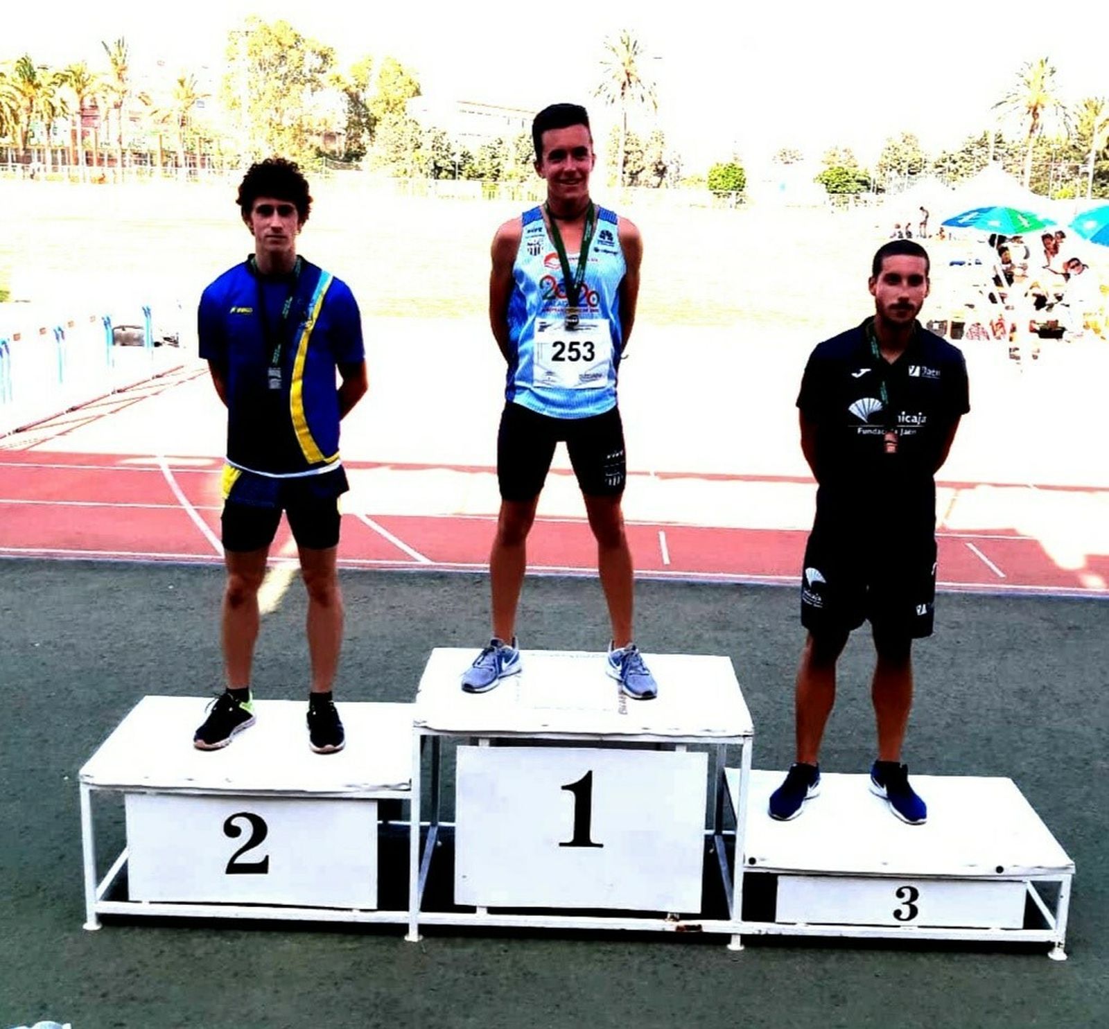 Sergio Aguilar (i), en el podio de los 400 metros vallas.