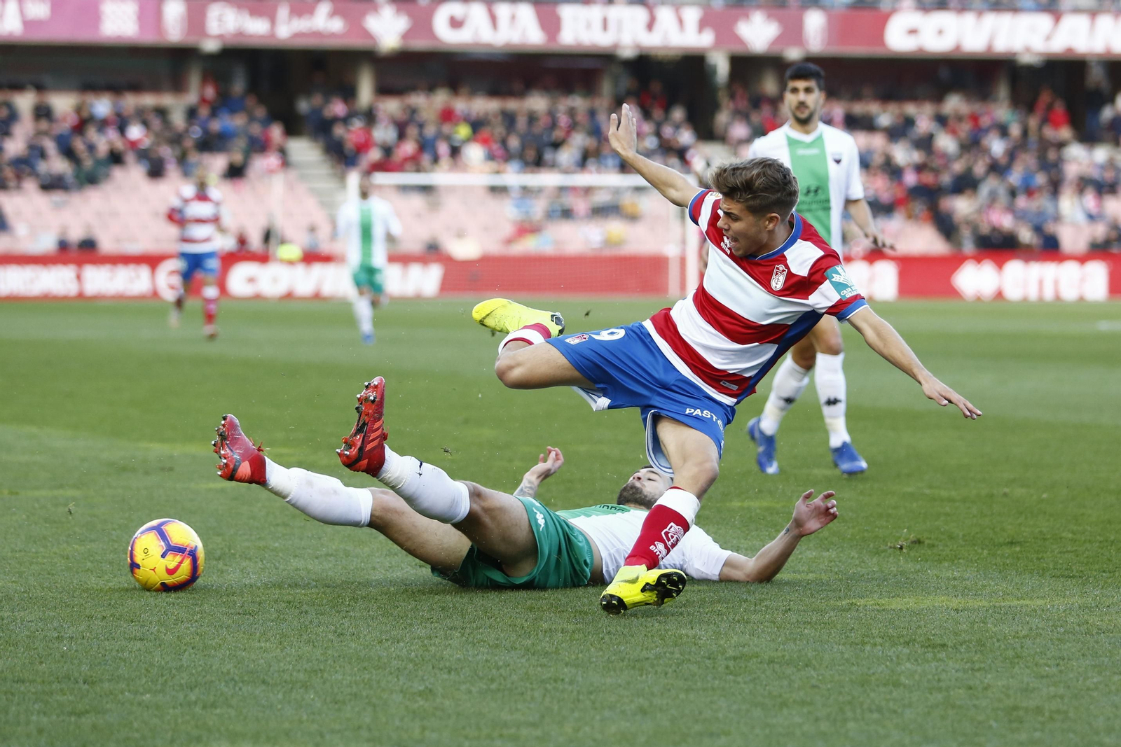Alejandro Pozo, que terminó siendo cambiado por problemas físicos, a punto de caer al césped de Los Cármenes.