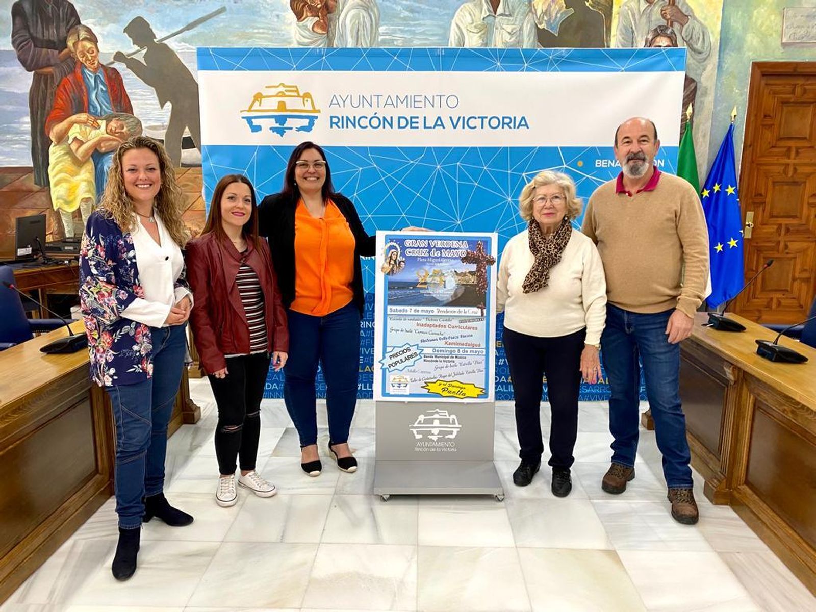 Concejalas del Ayuntamiento de Rincón de la Victoria junto a miembros de la Hermandad del Carmen