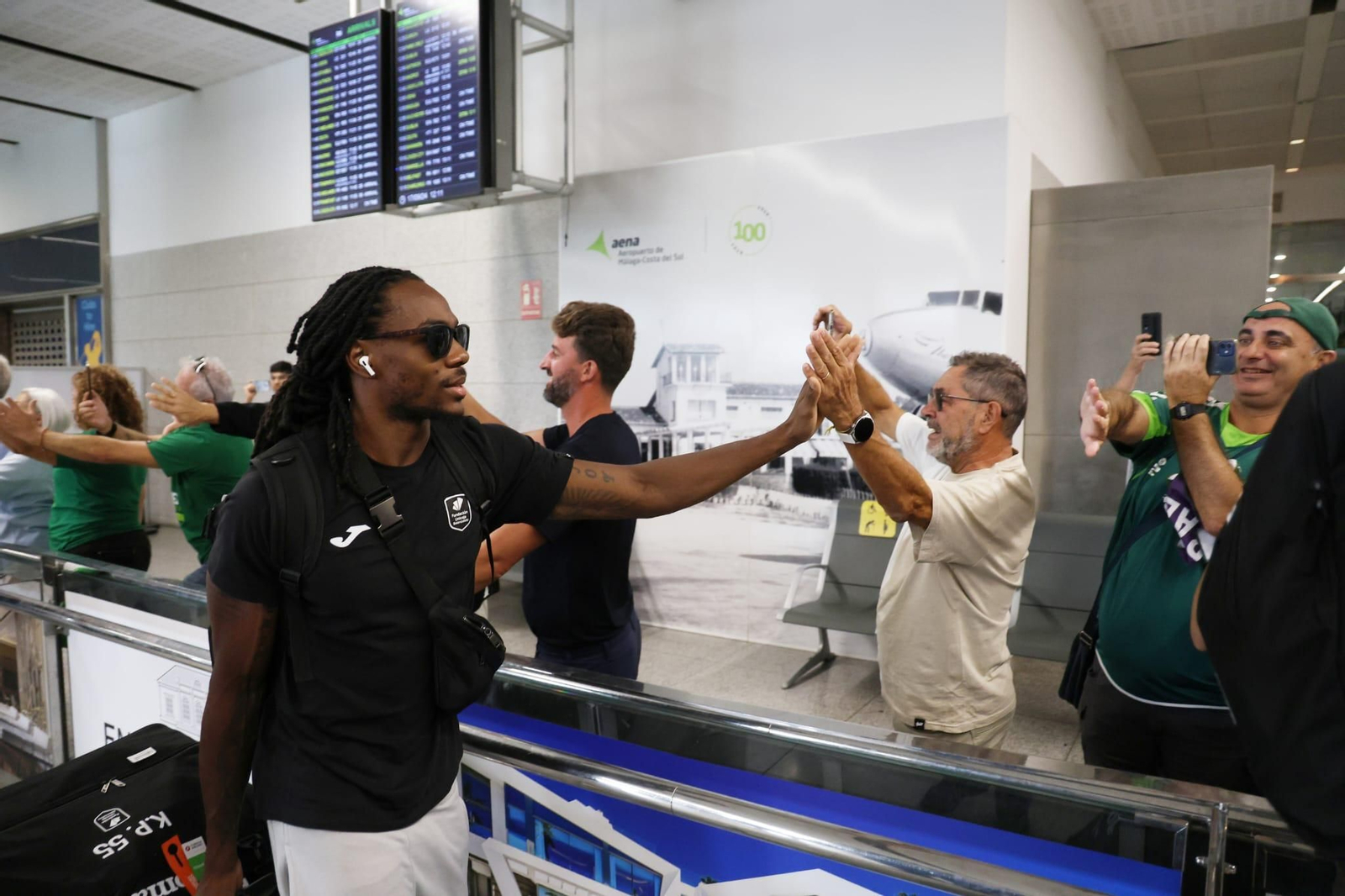 El Unicaja brinda la Intercontinental a un centenar de aficionados en el aeropuerto