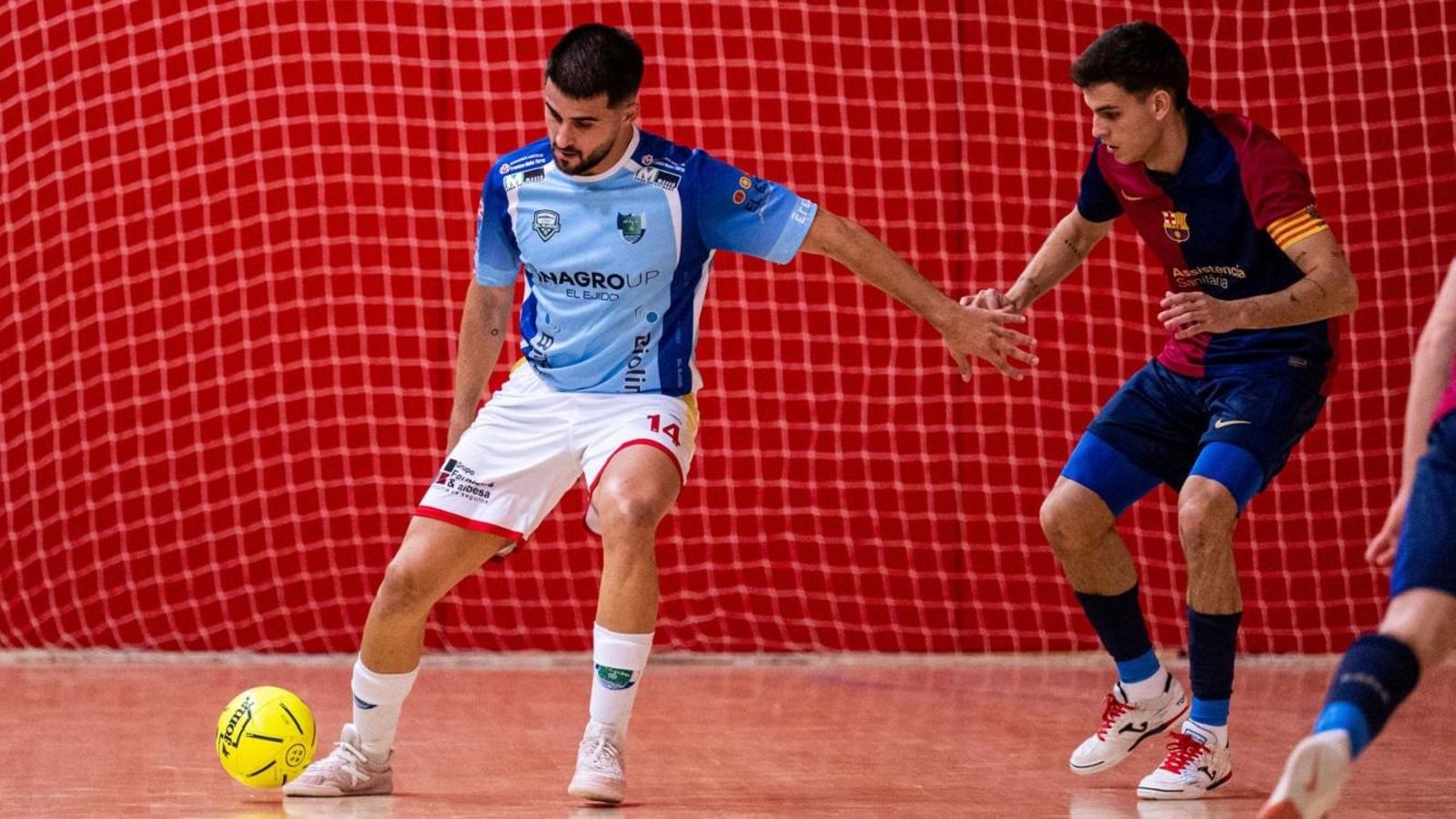 Cola protege el balón durante el choque de la primera vuelta en tierras catalanas.