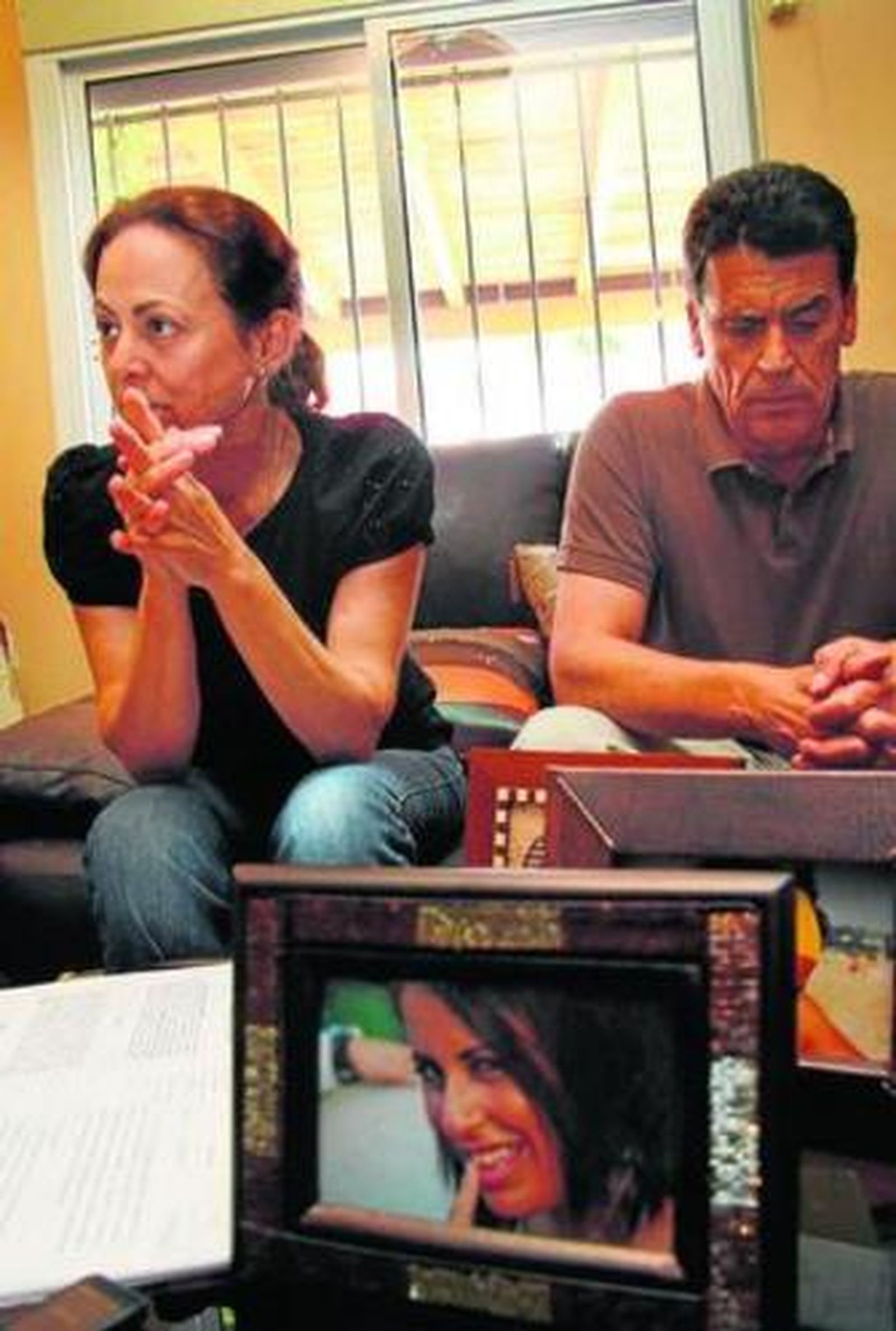 Los padres de Almudena, con una foto de ella en primer plano.