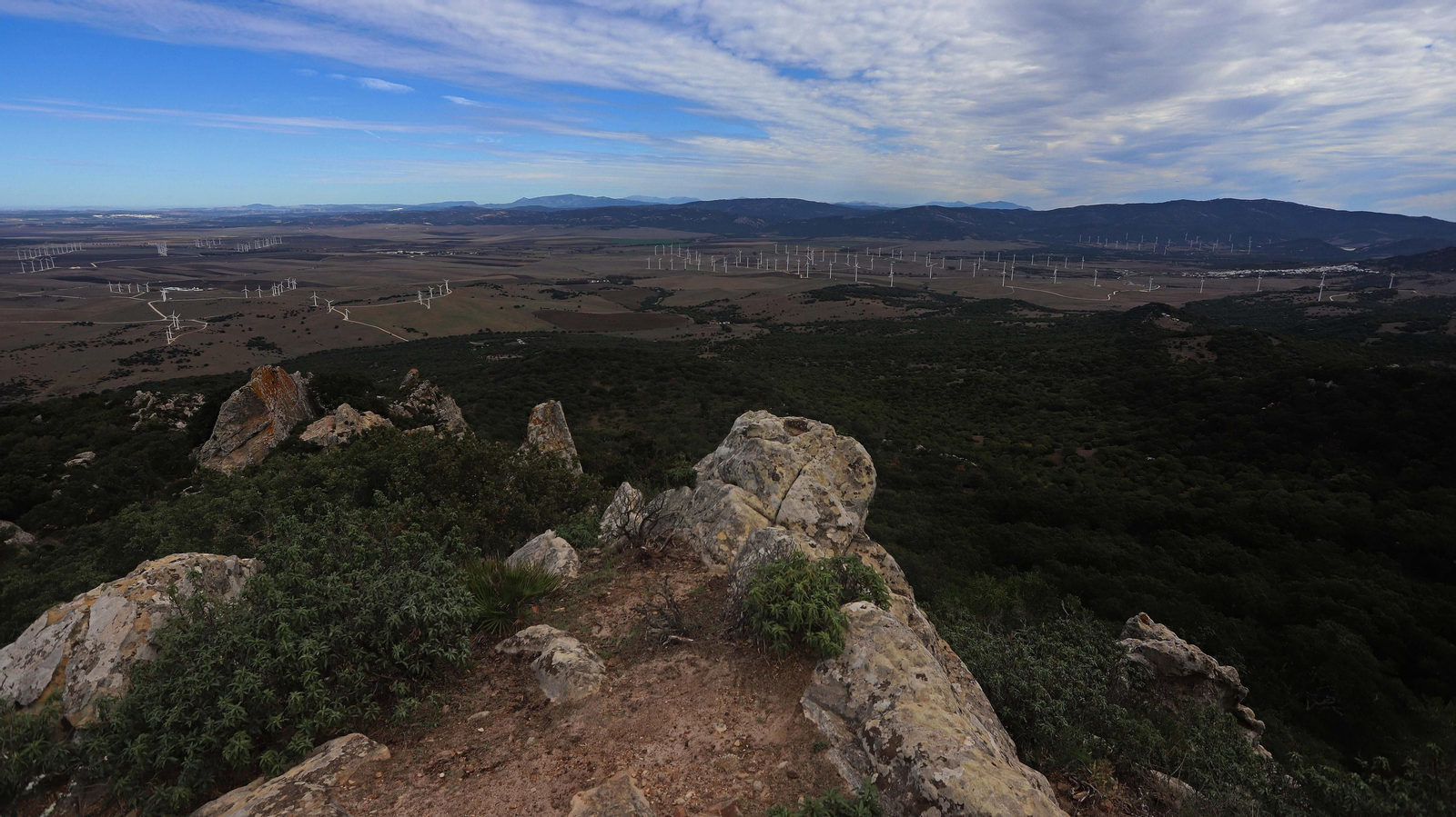 El yacimiento arqueológico de la Silla del Papa se encuentra a 4 km de la costa, a 457 metros sobre el nivel del mar