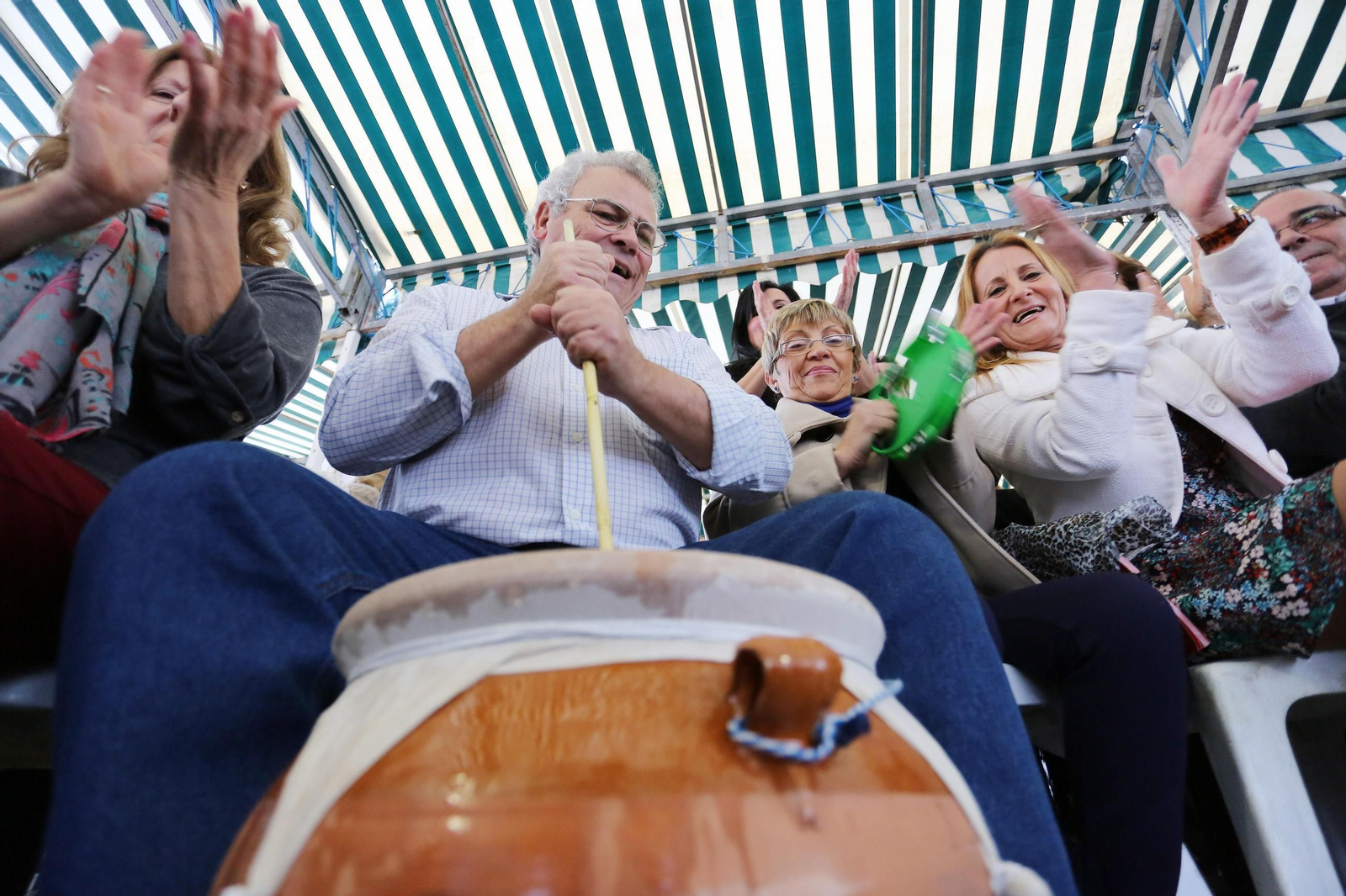 Imagen de archivo de una zambomba flamenca andaluza.