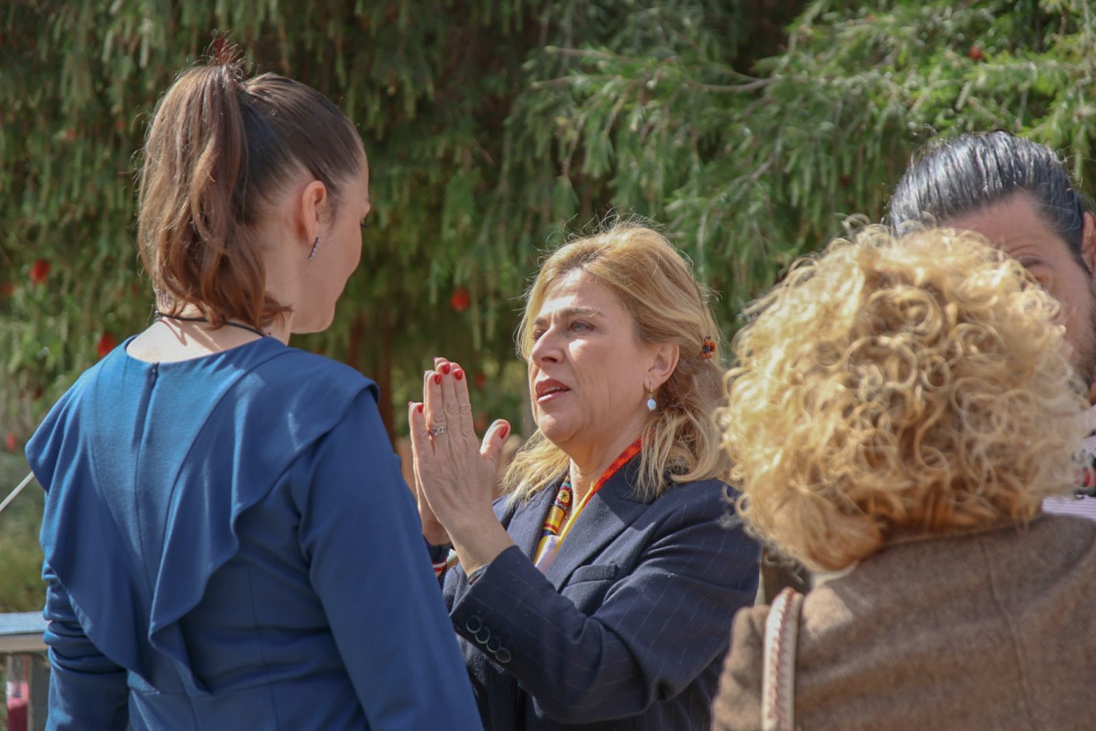 Las imágenes de la plantación de un olivo y el entierro de una cápsula del tiempo