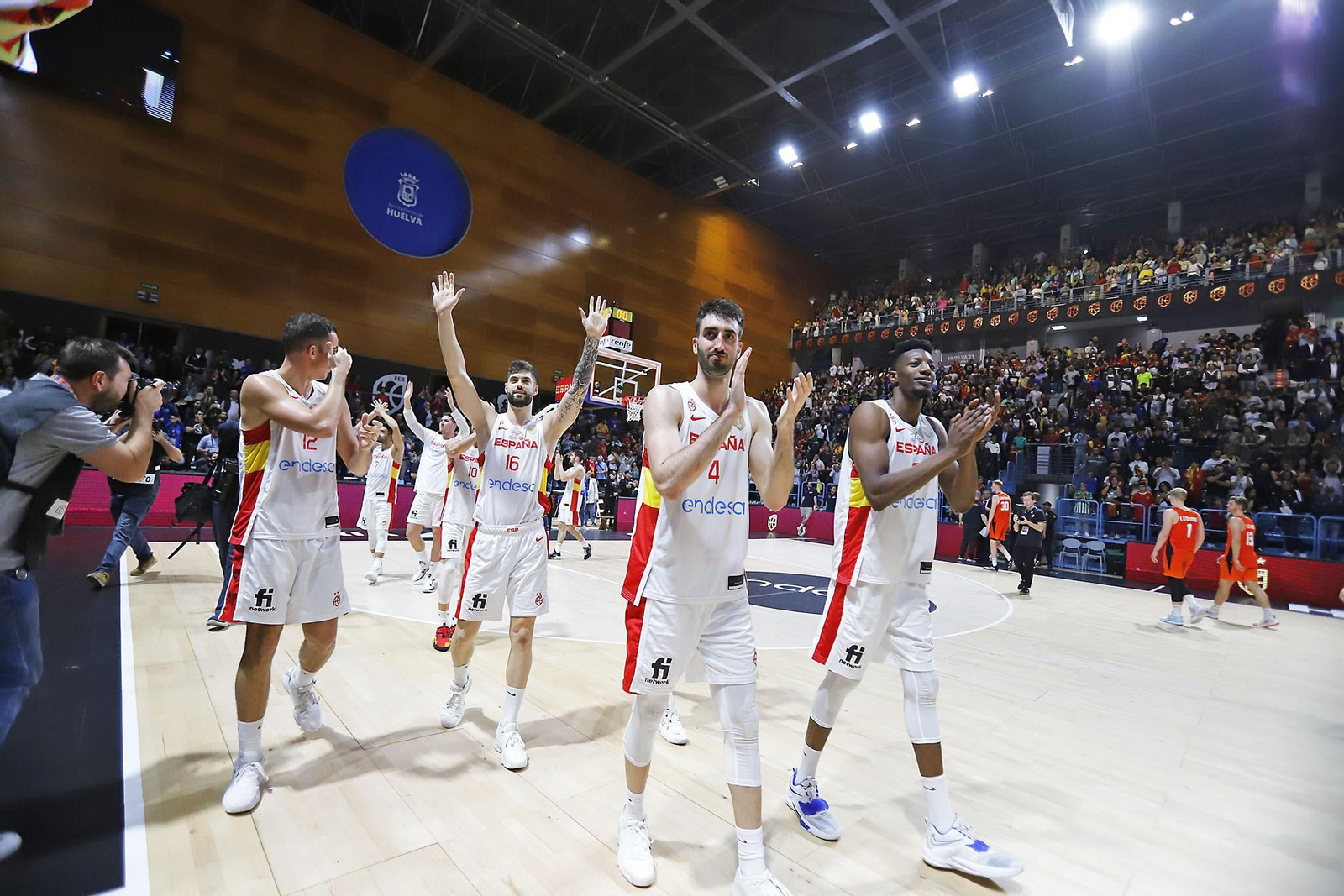 Imágenes de la celebración de la selección Española de baloncesto por certificar su pase con una victoria ante Paises Bajos Imágenes de la celebración de la selección Española de baloncesto por certificar su pase con una victoria ante Paises Bajos