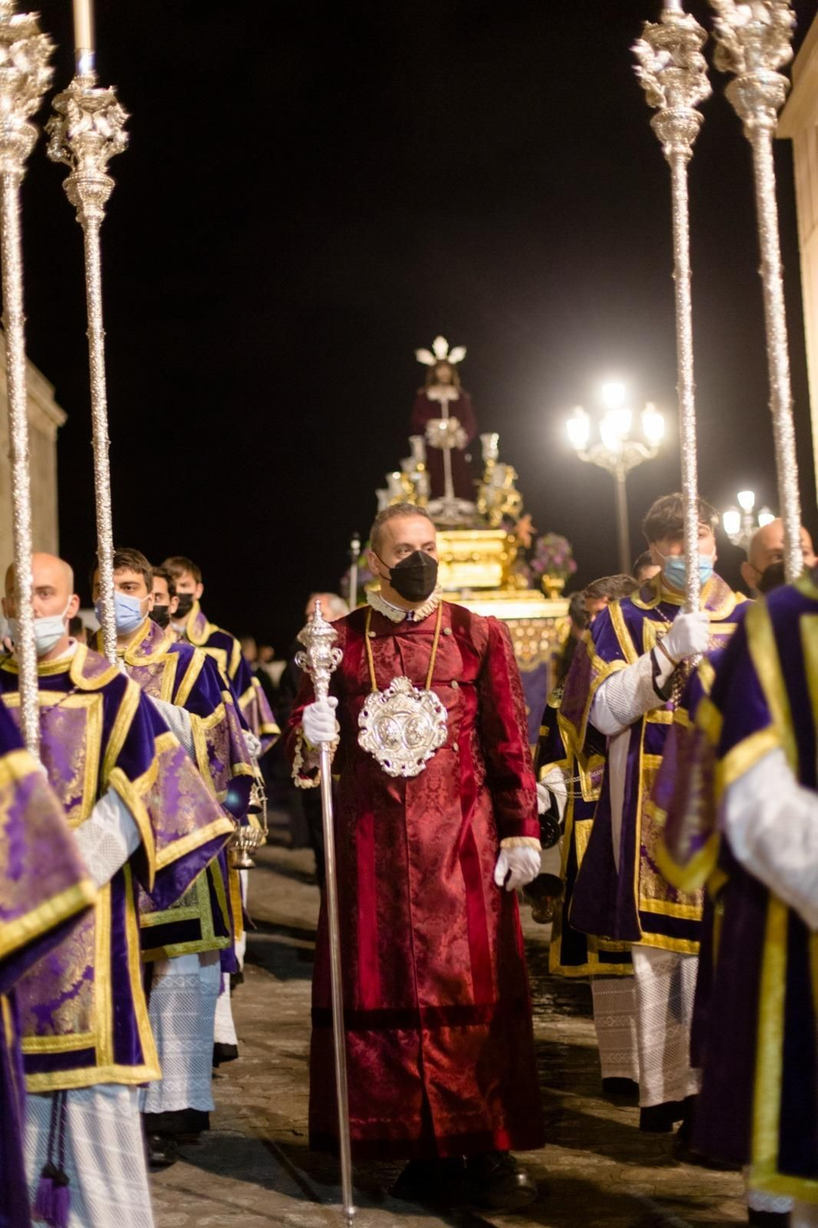 Las imágenes del viacrucis de hermandades de Cádiz.