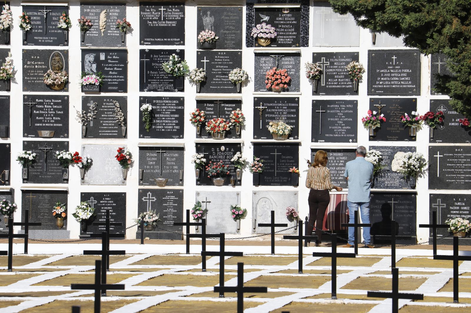 Las imágenes del día de Los Santos en los cementerios de Córdoba