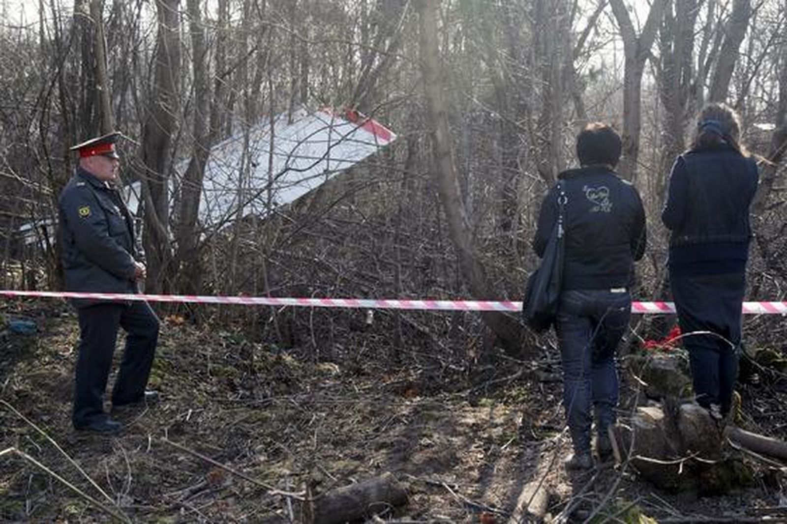 El presidente de Polonia, Lech Kaczynski, y otras 95 personas, entre ellos más de una veintena de altor cargos políticos y militares, mueren en un accidente aéreo. / EFE