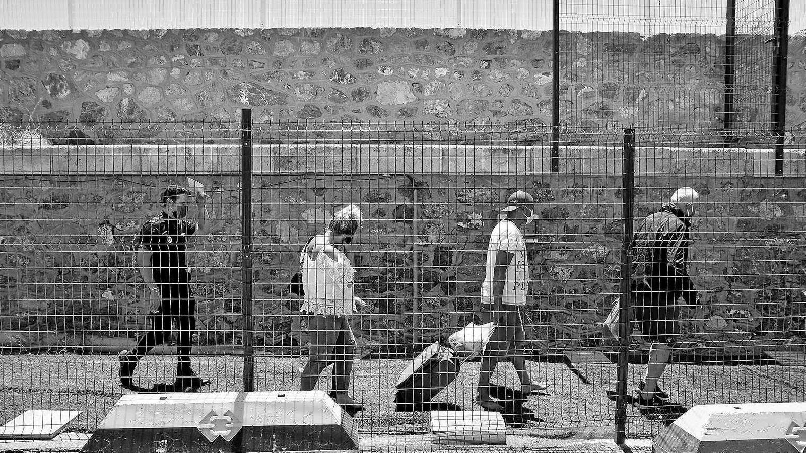 Inmigrantes abandonan el puerto de Almería.