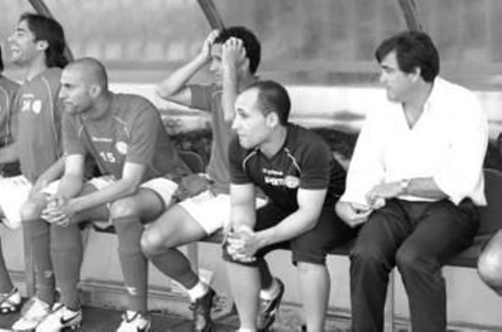 Antonio Valero aporta su experiencia en el vestuario del Granada 74.