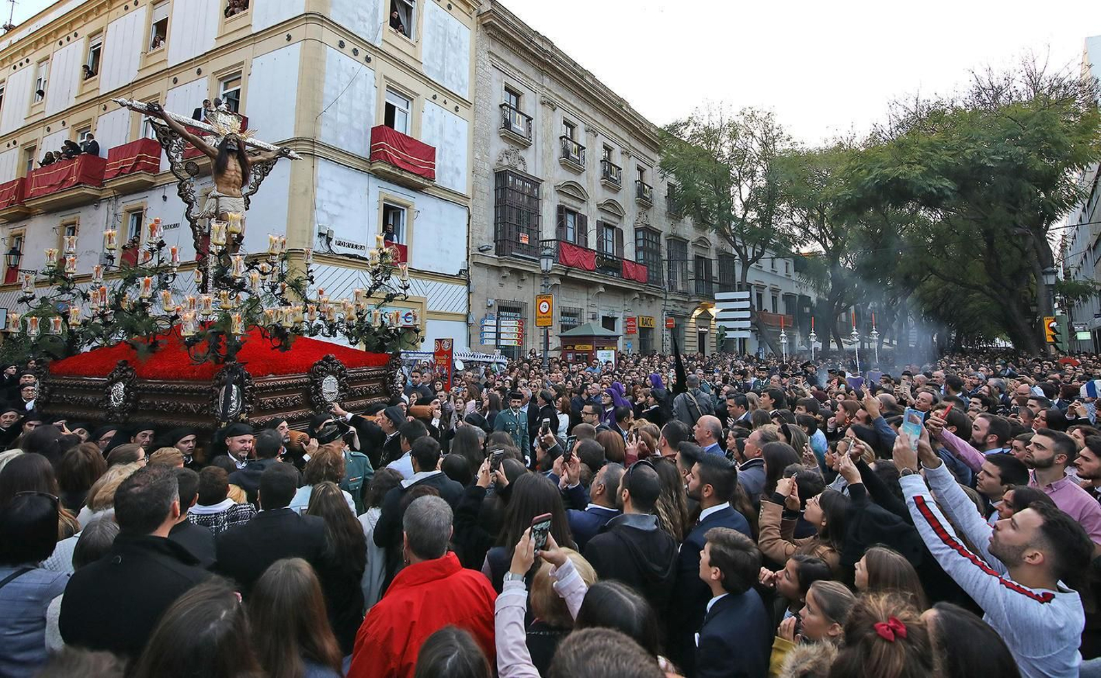 El Cristo de la Expiración girando hacia Porvera tras dejar la plaza Rafael Rivero, en 2019. El Cristo de la Expiración girando hacia Porvera tras dejar la plaza Rafael Rivero, en 2019.